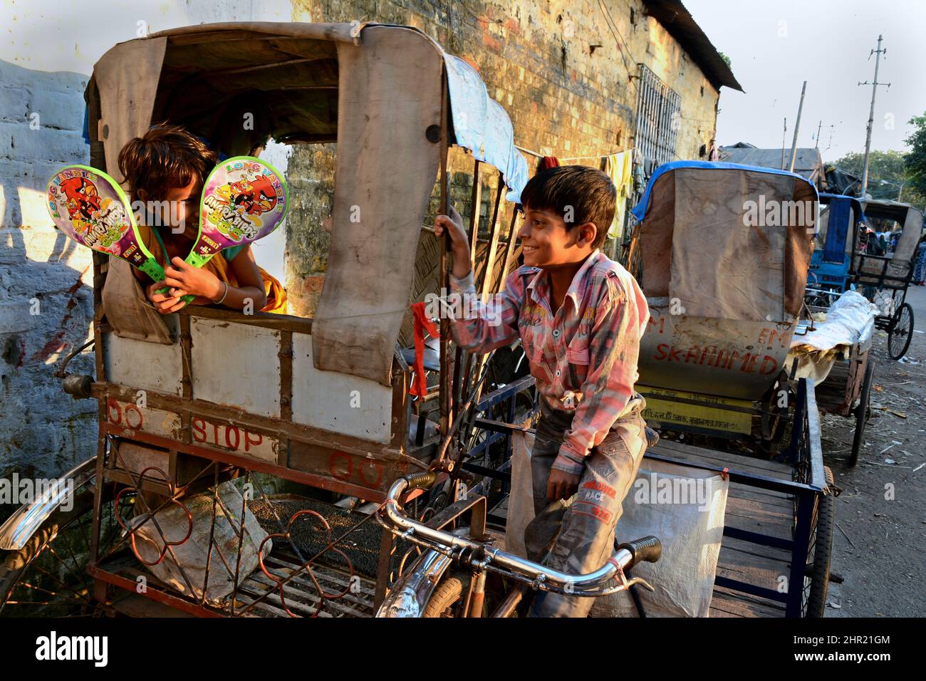 Die Straßenkinder spielen abends in Nord-Kalkutta, Westbengalen in Indien Stockfoto