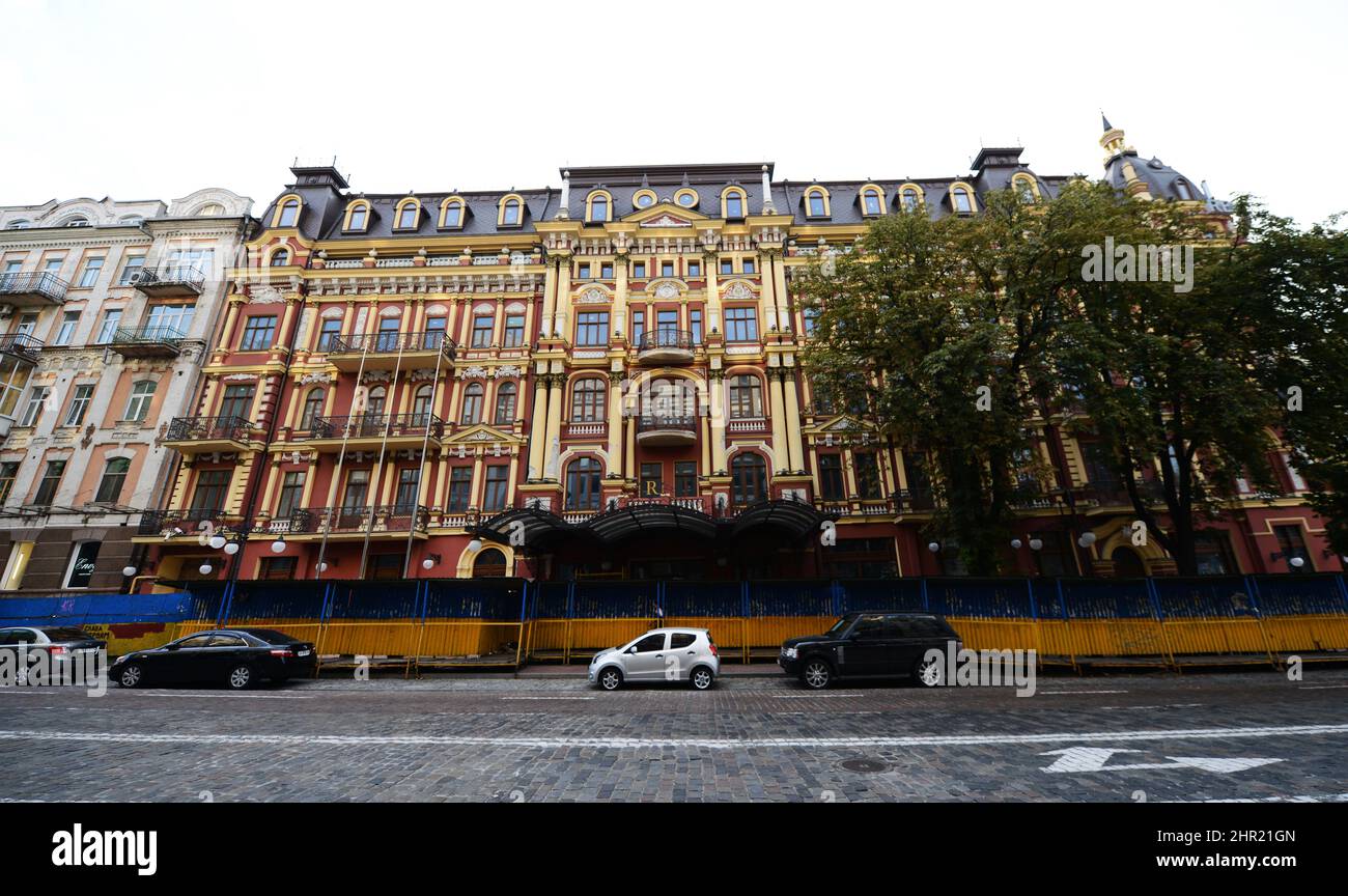 Ein schönes altes Gebäude an der Ecke der Prorizna-Straße und der Wolodymyrska-Straße in Kiew, Ukraine. Stockfoto