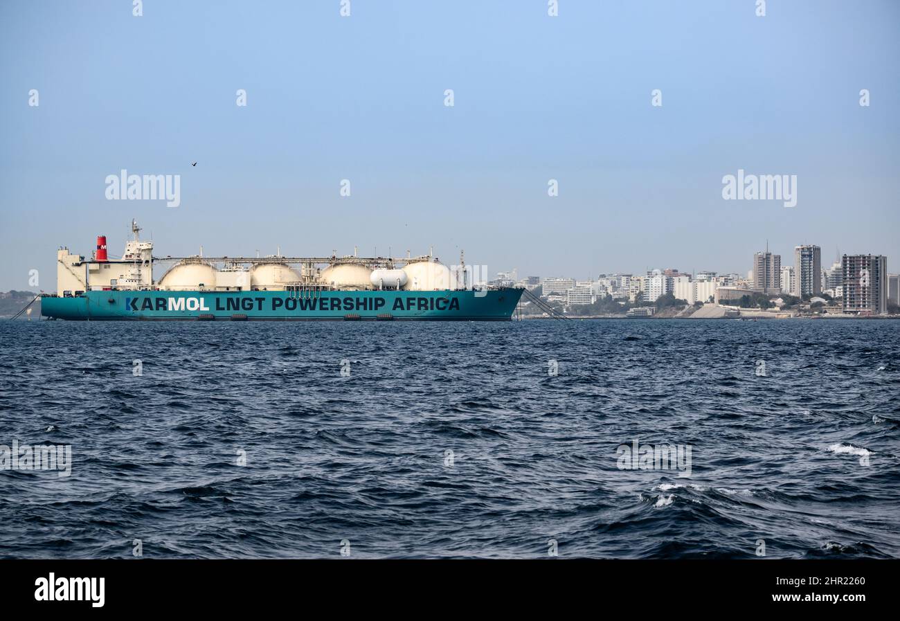 Dakar, Senegal. 22.. Februar 2022. Der 272-Meter-Gasversorger „Karmol LNGT Powership Africa“ liegt vor Dakar an der Küste Senegals. Das neu gebaute Gasspeicher ist das erste Schiff eines Joint Ventures zwischen dem in der Türkei ansässigen Karpowership und dem japanischen Unternehmen Mitsui OSK Lines (MOL). Das Schiff wird über Gaspipelines mit einem schwimmenden Kraftwerk (powership) verbunden. Mit einer Kapazität von 220 MW liefert die 'Karadeniz Powership Ay·egül Sultan' 15 % des senegalesischen Stroms ins Netz. Quelle: Bernd von Jutrczenka/dpa/Alamy Live News Stockfoto