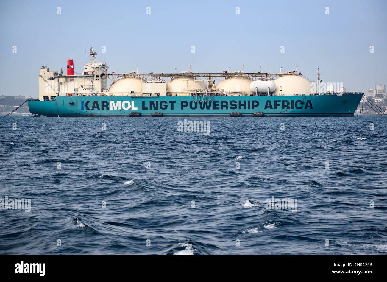 Dakar, Senegal. 22.. Februar 2022. Der 272-Meter-Gasversorger „Karmol LNGT Powership Africa“ liegt vor Dakar an der Küste Senegals. Das neu gebaute Gasspeicher ist das erste Schiff eines Joint Ventures zwischen dem in der Türkei ansässigen Karpowership und dem japanischen Unternehmen Mitsui OSK Lines (MOL). Das Schiff wird über Gaspipelines mit einem schwimmenden Kraftwerk (powership) verbunden. Mit einer Kapazität von 220 MW liefert die 'Karadeniz Powership Ay·egül Sultan' 15 % des senegalesischen Stroms ins Netz. Quelle: Bernd von Jutrczenka/dpa/Alamy Live News Stockfoto