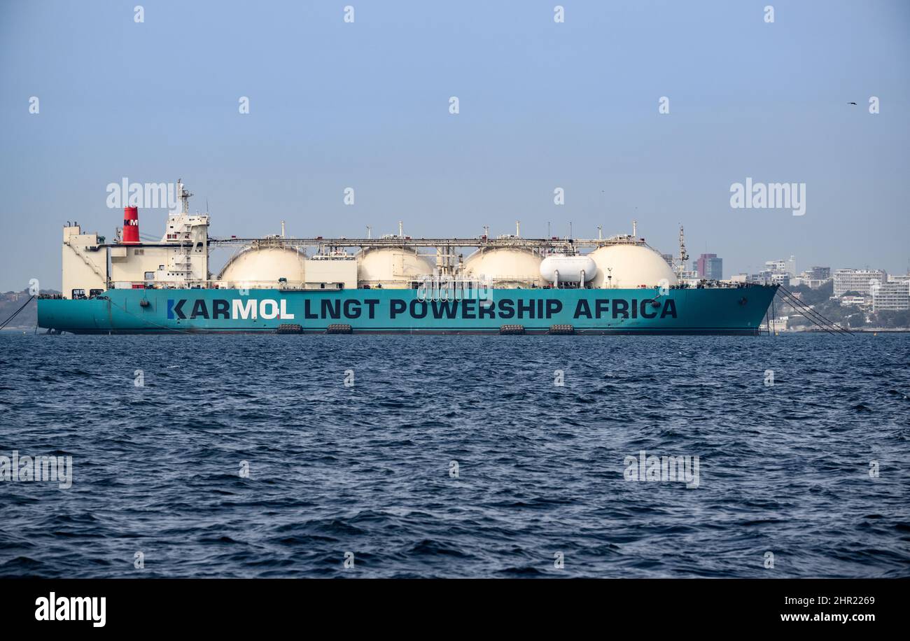 Dakar, Senegal. 22.. Februar 2022. Der 272-Meter-Gasversorger „Karmol LNGT Powership Africa“ liegt vor Dakar an der Küste Senegals. Das neu gebaute Gasspeicher ist das erste Schiff eines Joint Ventures zwischen dem in der Türkei ansässigen Karpowership und dem japanischen Unternehmen Mitsui OSK Lines (MOL). Das Schiff wird über Gaspipelines mit einem schwimmenden Kraftwerk (powership) verbunden. Mit einer Kapazität von 220 MW liefert die 'Karadeniz Powership Ay·egül Sultan' 15 % des senegalesischen Stroms ins Netz. Quelle: Bernd von Jutrczenka/dpa/Alamy Live News Stockfoto