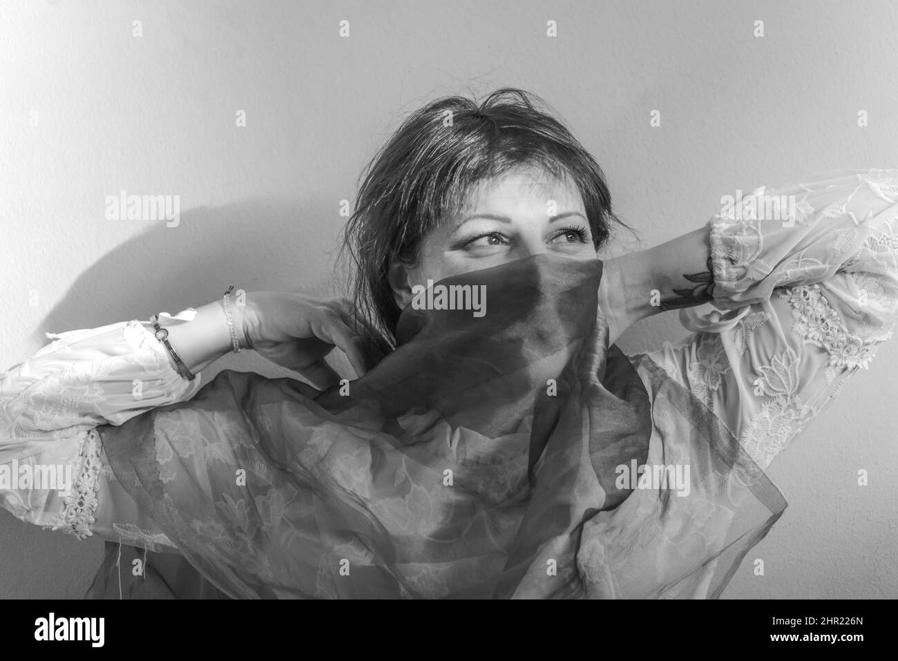 Verspielte kaukasische junge Erwachsene Rotschopf Frau Spaß im Studio einen sonnigen Tag Stockfoto