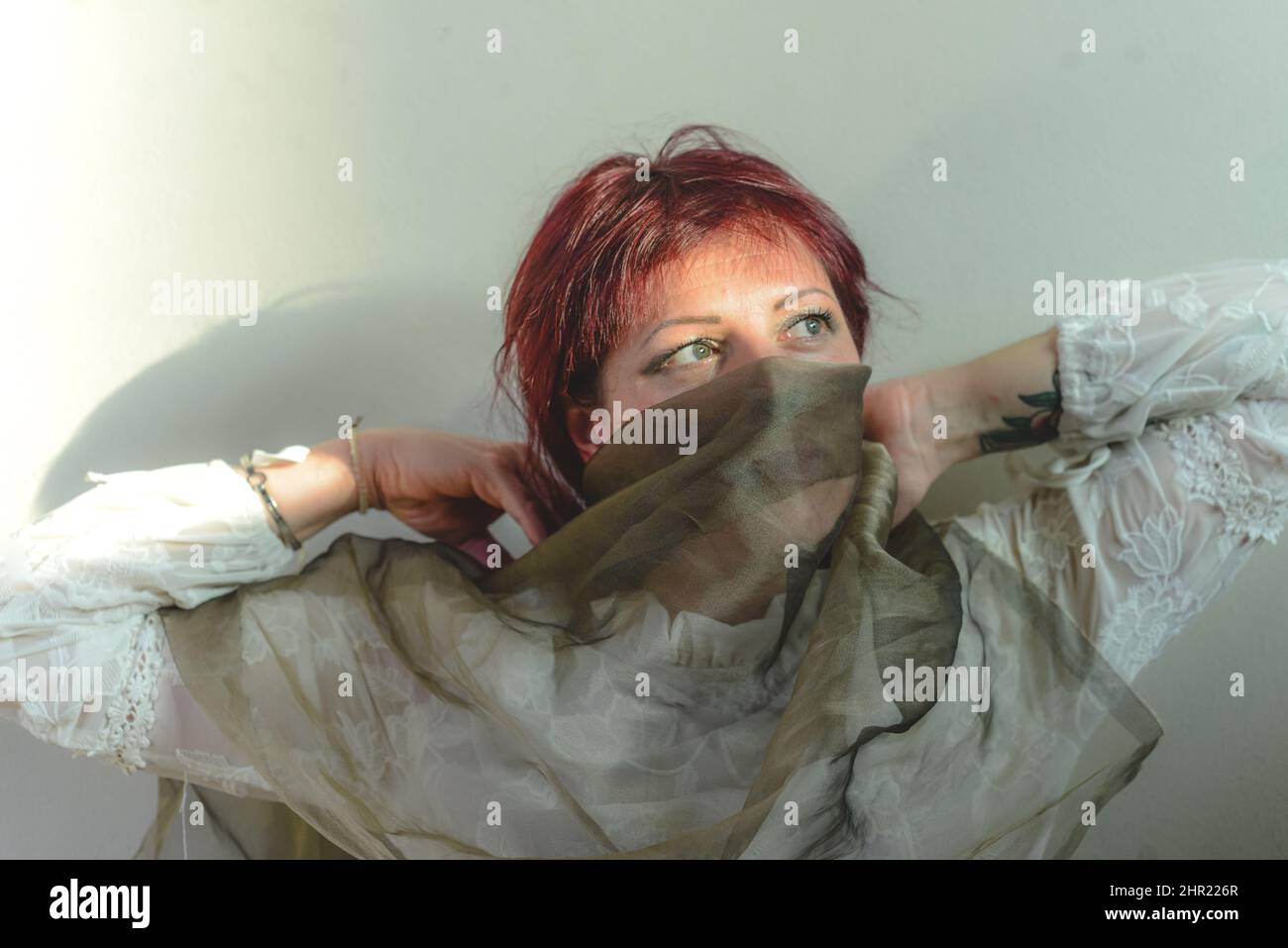 Verspielte kaukasische junge Erwachsene Rotschopf Frau Spaß im Studio einen sonnigen Tag Stockfoto