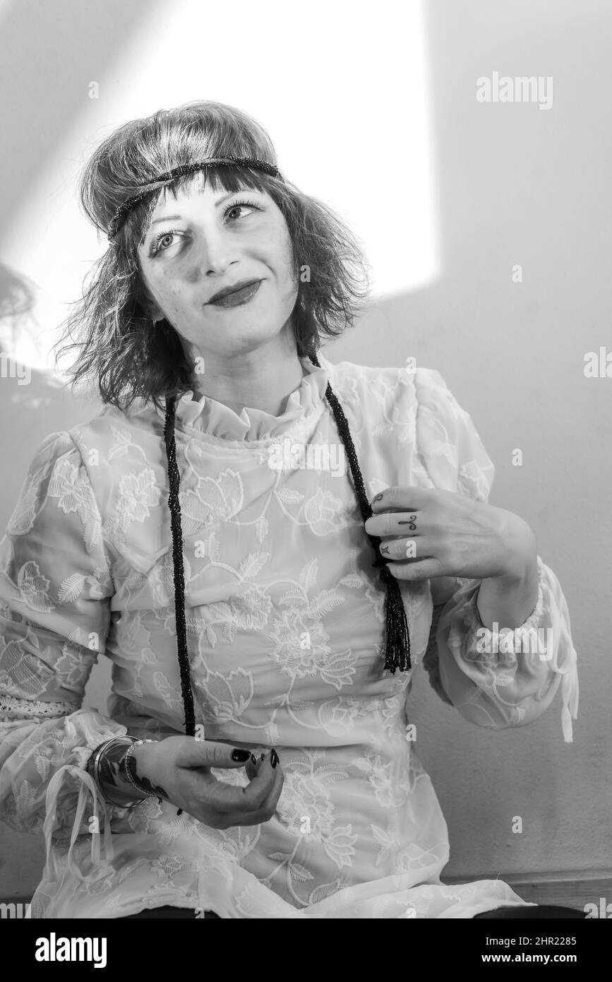 Verspielte kaukasische junge Erwachsene Rotschopf Frau Spaß im Studio einen sonnigen Tag Stockfoto