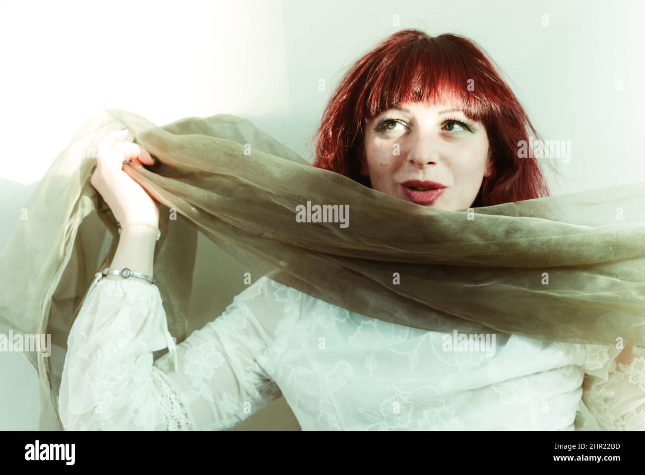 Verspielte kaukasische junge Erwachsene Rotschopf Frau Spaß im Studio einen sonnigen Tag Stockfoto