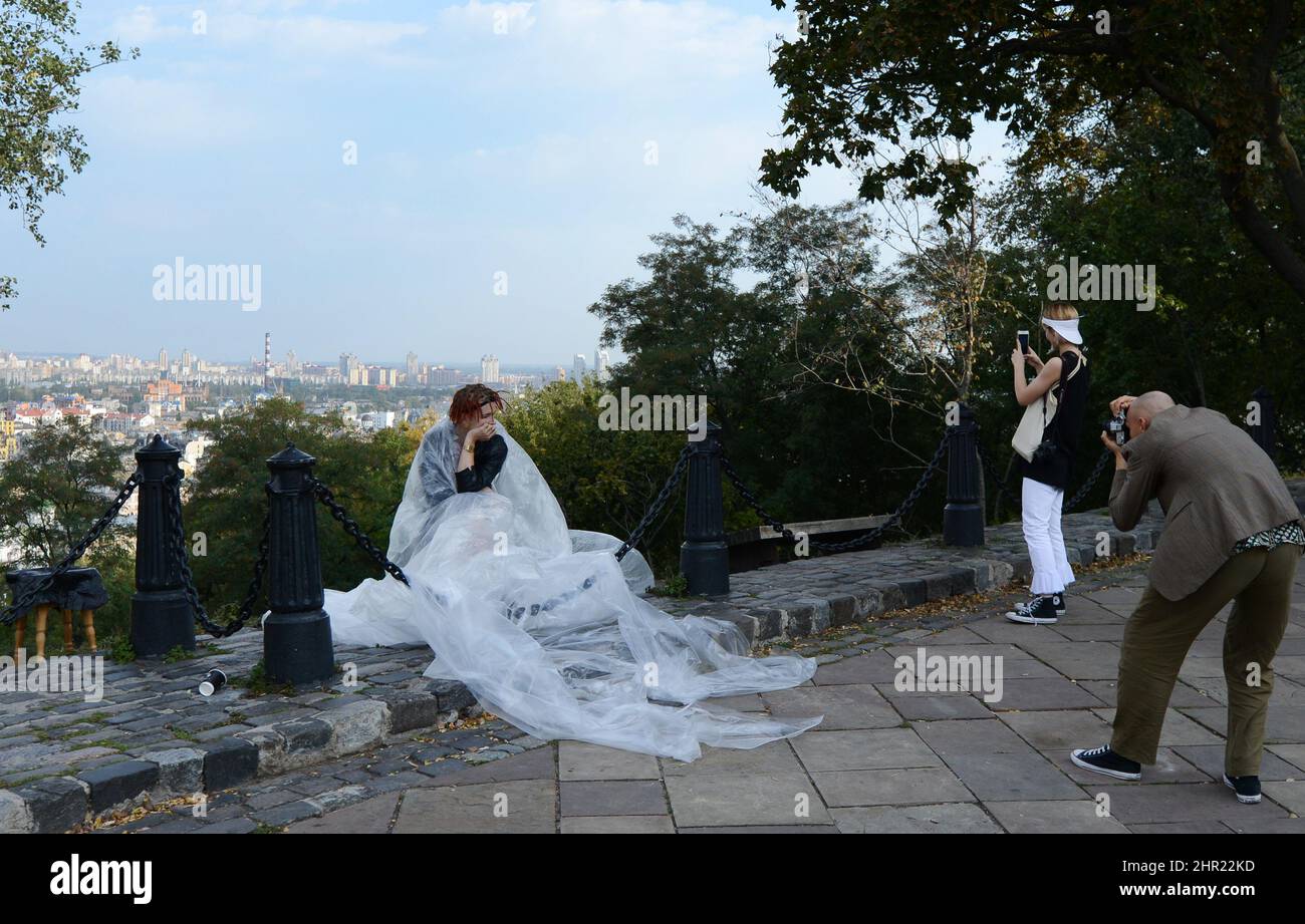 Ukrainische Braut bei einem Fotoshooting auf dem Starokyyivsʹka Hora Park in Kiew, Ukraine. Stockfoto