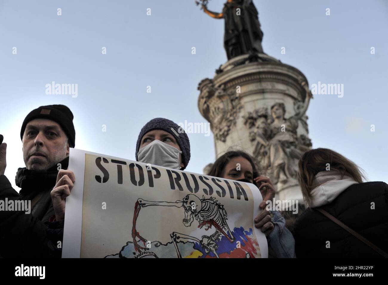 DIE UKRAINER IN PARIS PROTESTIEREN GEGEN DIE RUSSISCHE INVASION IN FRANKREICH. PARIS (75) 2022.02.24TH. PLACE DE LA REPUBLIQUE. UNTERSTÜTZUNGSKUNDGEBUNG FÜR DAS UKRAINISCHE LAND Stockfoto