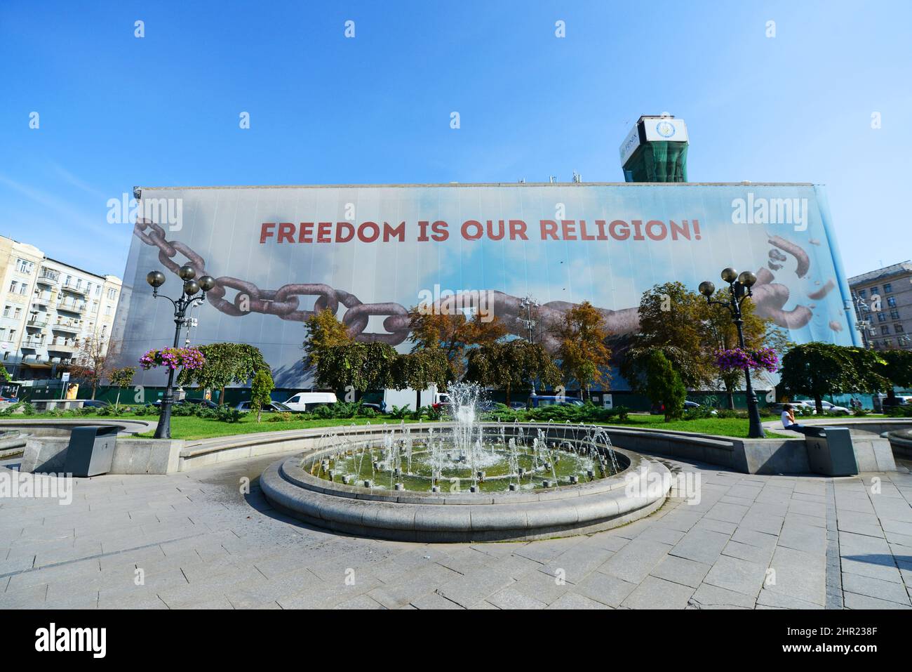„Freiheit ist unsere Religion“, Plakat in Baugröße auf dem Unabhängigkeitsplatz in Kiew, Ukraine. Stockfoto