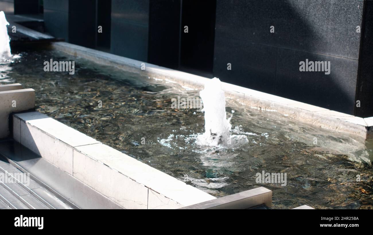 Wasserbrunnen und Pool vor dem Sathorn Square Chong Nonsi Bang rak Bangkok Thailand Stockfoto