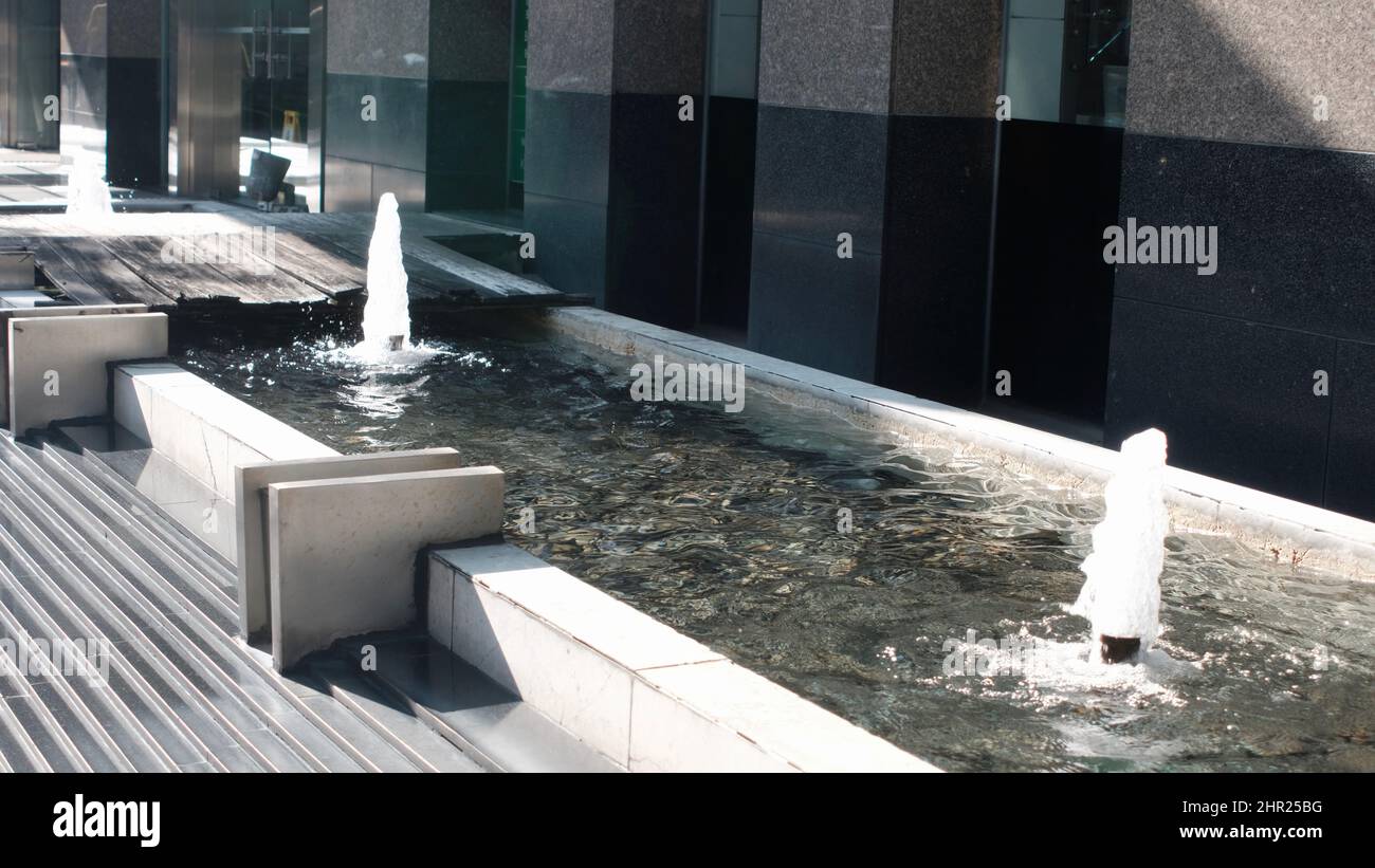 Wasserbrunnen und Pool vor dem Sathorn Square Chong Nonsi Bang rak Bangkok Thailand Stockfoto