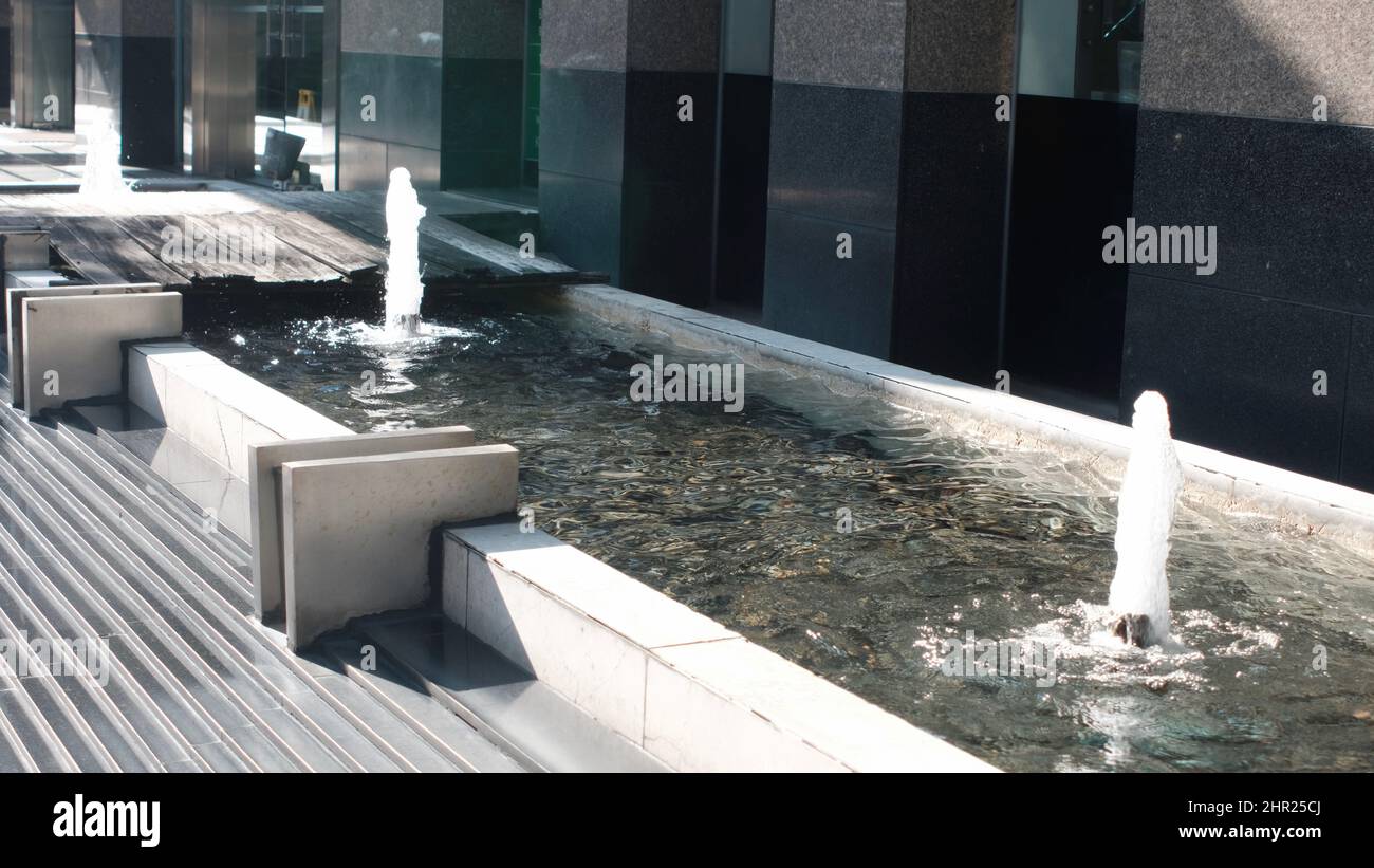 Wasserbrunnen und Pool vor dem Sathorn Square Chong Nonsi Bang rak Bangkok Thailand Stockfoto