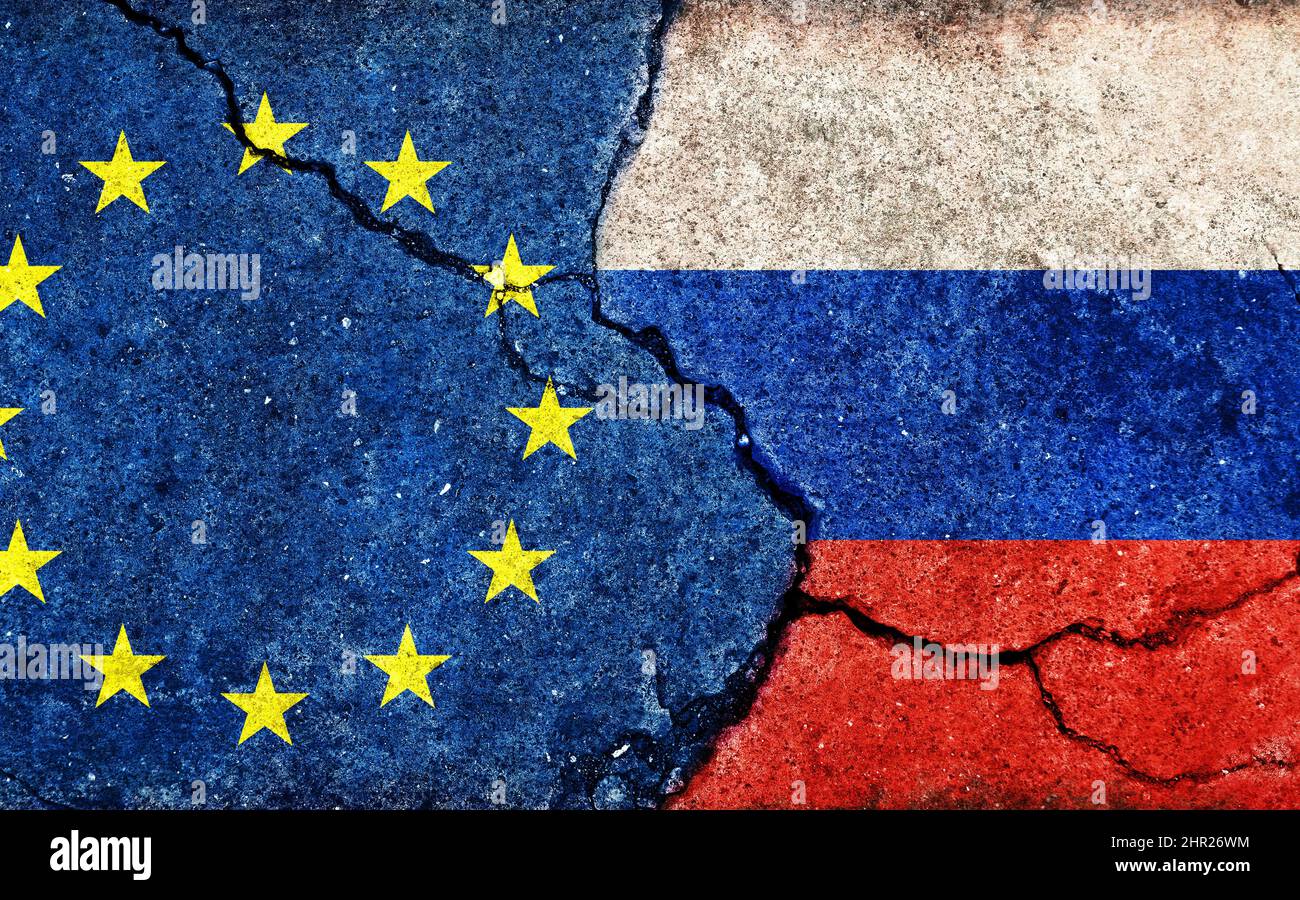 EU gegen Russland (Kriegskrise, politischer Konflikt). Abbildung der grunge-Landesflagge (gerissener Betonhintergrund) Stockfoto