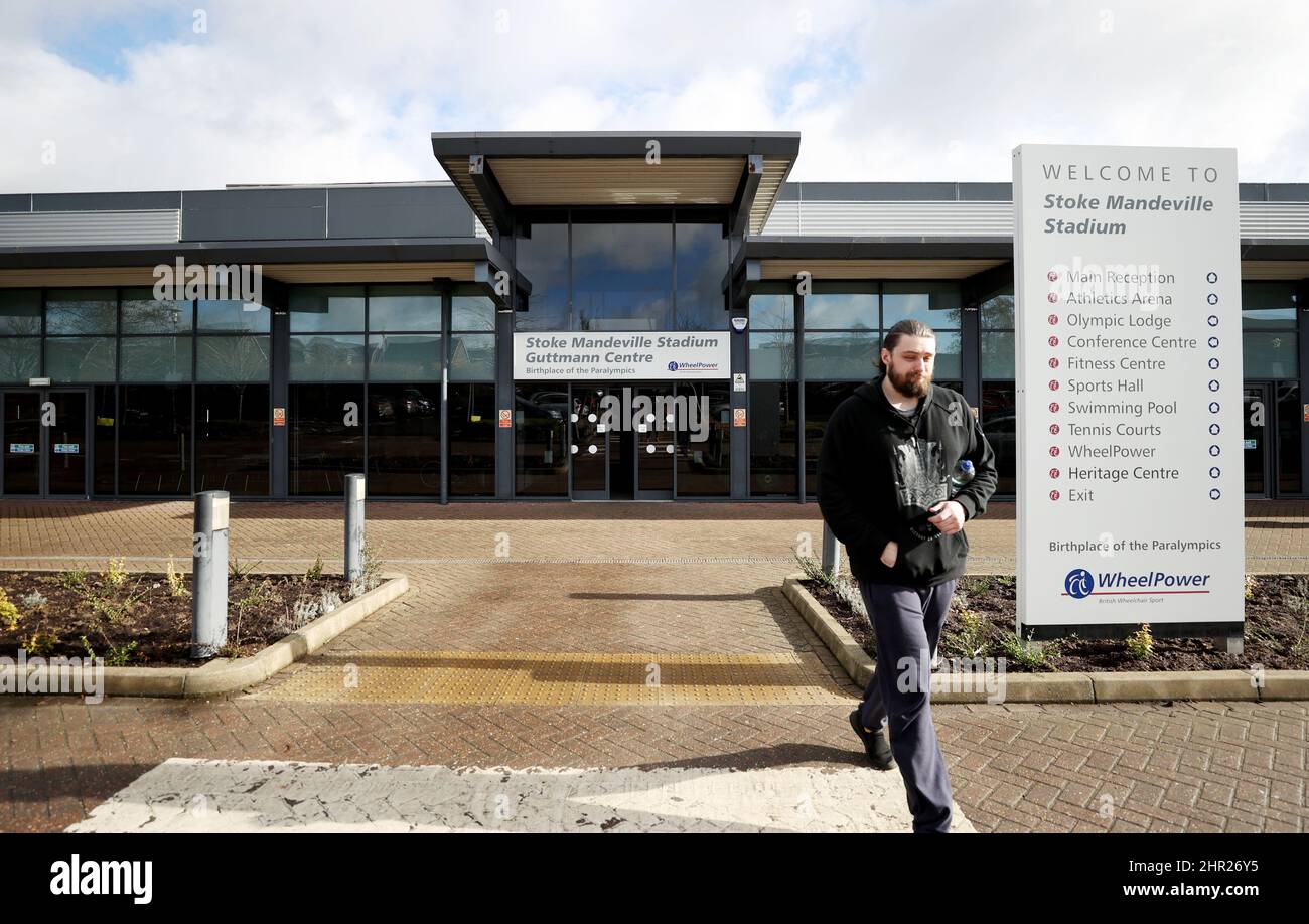 Stock Mandeville, Großbritannien. 24.. Februar 2022. Ein Mann geht vor das Stock Mandeville Stadium in Stoke Mandeville, Großbritannien, 24. Februar 2022. ZU „Feature: Eine fortlaufende Reise beginnt bei Stoke Mandeville“ Credit: Li Ying/Xinhua/Alamy Live News Stockfoto