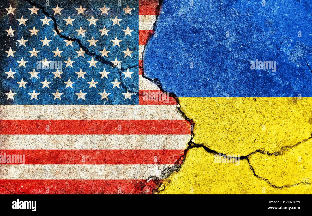 USA gegen Ukraine (Kriegskrise, politischer Konflikt). Abbildung der grunge-Landesflagge (gerissener Betonhintergrund) Stockfoto