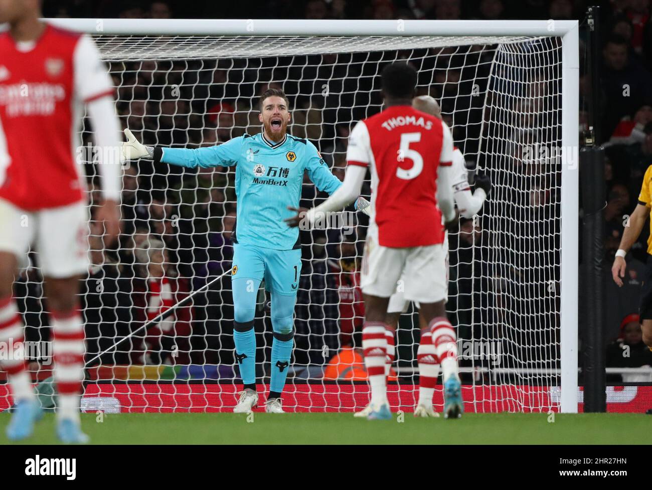 London, Großbritannien. 24.. Februar 2022. Jose Sa (WW) schreit am 24. Februar 2022 in Alexandre Lacazette (A), hinter Thomas Partey (A) beim EPL-Spiel Arsenal gegen Wolves im Emirates Stadium, London, Großbritannien. Kredit: Paul Marriott/Alamy Live Nachrichten Stockfoto