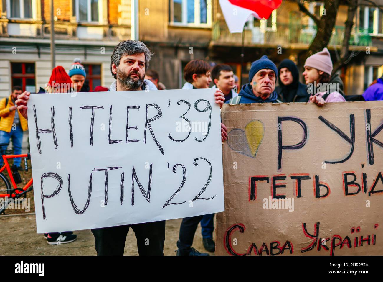 Ein Protestler hält ein Banner mit der Aufschrift "Hitler '39, Putin '22". Nach dem Beginn der russischen Invasion in der Ukraine, Mitglieder der ukrainischen c Stockfoto