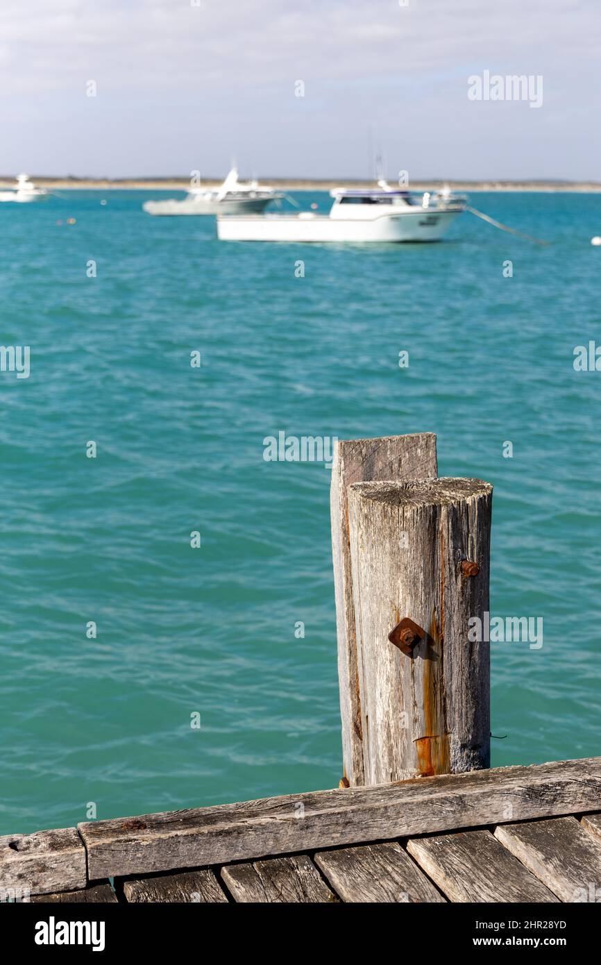 Am 18. 2022. Februar befindet sich in Beachport South Australia ein Pylon mit selektiv verschwommenen Fischerbooten Stockfoto