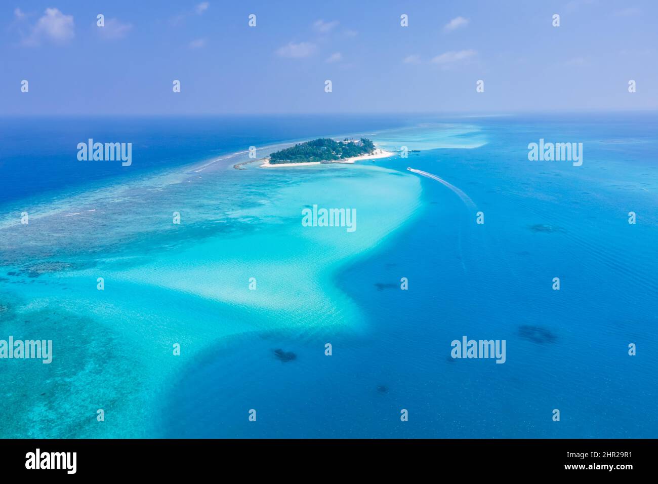 Atoll-Insel mit weißem Sandstrand, türkisfarbenem, transparentem Wasser, Korallenriff, blauem Himmel. Perfektes tropisches Urlaubsziel auf den Malediven. Aer Stockfoto