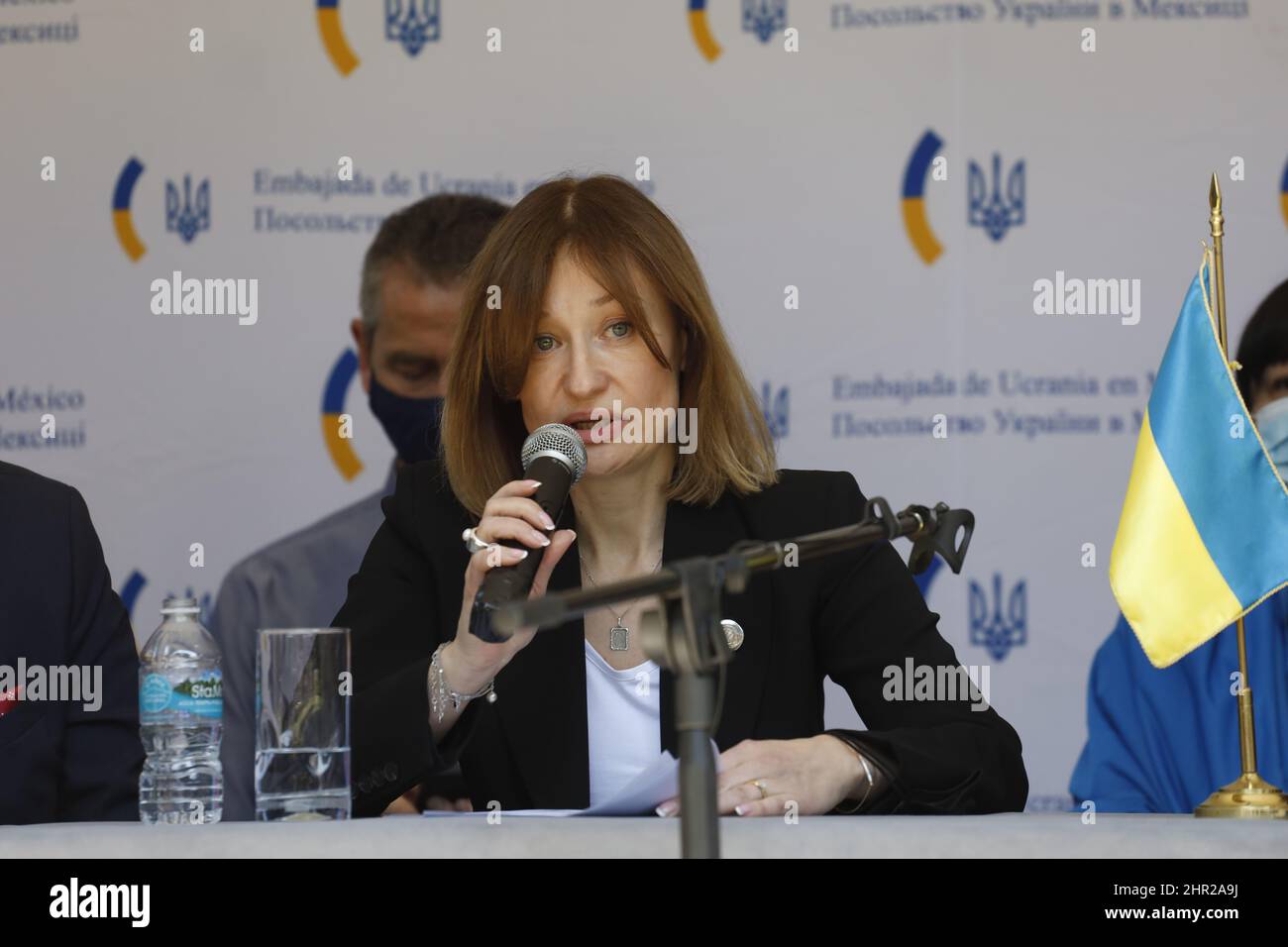Nicht exklusiv: MEXIKO-STADT, MEXIKO - 24. FEB 2022: Die ukrainische Botschafterin in Mexiko, Oksana Dramaretska, spricht während einer Pressekonferenz über den Start Stockfoto