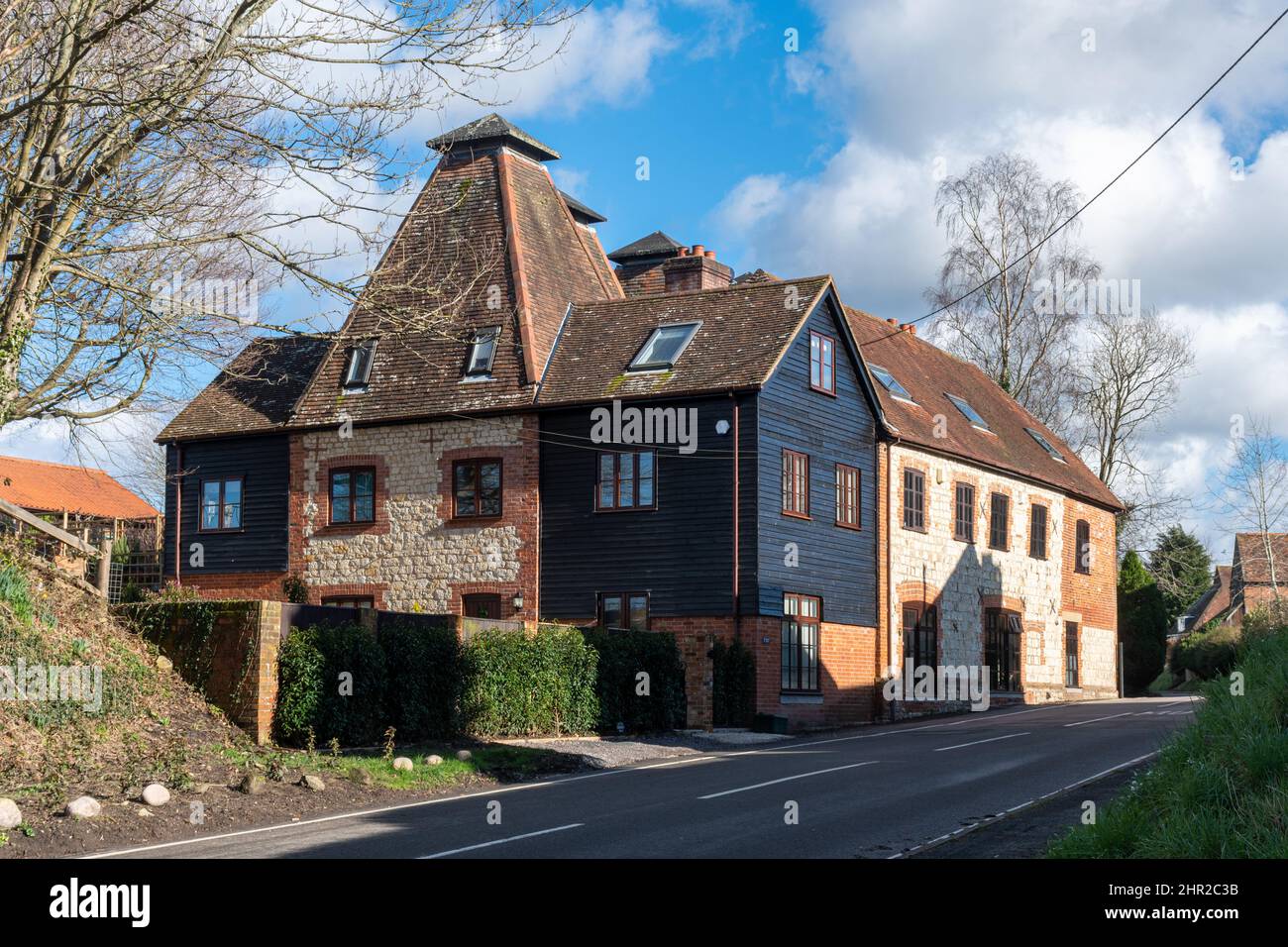 Inwood-Öfen, ehemaliger Hopfenofen oder ein in Häuser umgebautes Haus in The Street, Binsted Village, Hampshire, England, Großbritannien Stockfoto