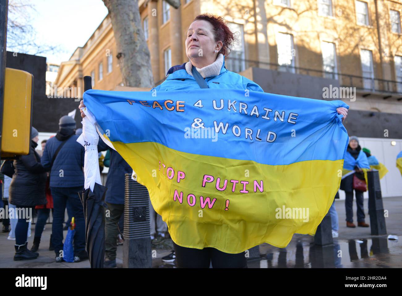 Ukrainische Bürger, die in London leben, versammelten sich gegenüber der Downing Street, um ihre Wut über die russische Invasion in der Ukraine auszudrücken. Stockfoto