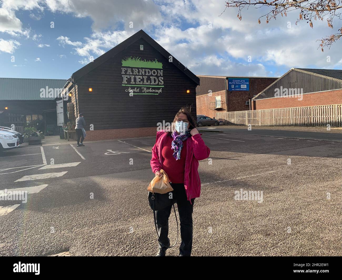 Farndon Fields Gartenzentrum Farndon Market Harborough Leicestershire Lady Carrier Pflanzen Lebensmittel Parkplatz Shop Shops Gartencenter Maske Stockfoto