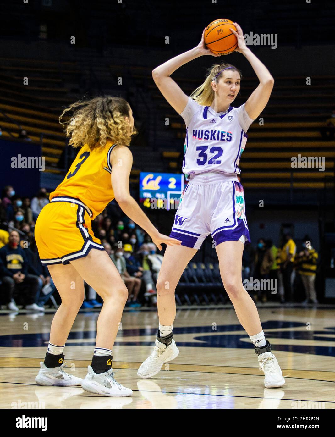 Berkeley, CA, USA, 24.. Februar 2022. A. Zentrum von Washington Nancy Mulkey (32) scheint während des NCAA Women's Basketball-Spiels zwischen Washington Huskies und den California Golden Bears den Ball zu spielen. Washington besiegte Kalifornien 61-60 im Hass Pavilion Berkeley Calif. Thurman James/CSM/Alamy Live News Stockfoto