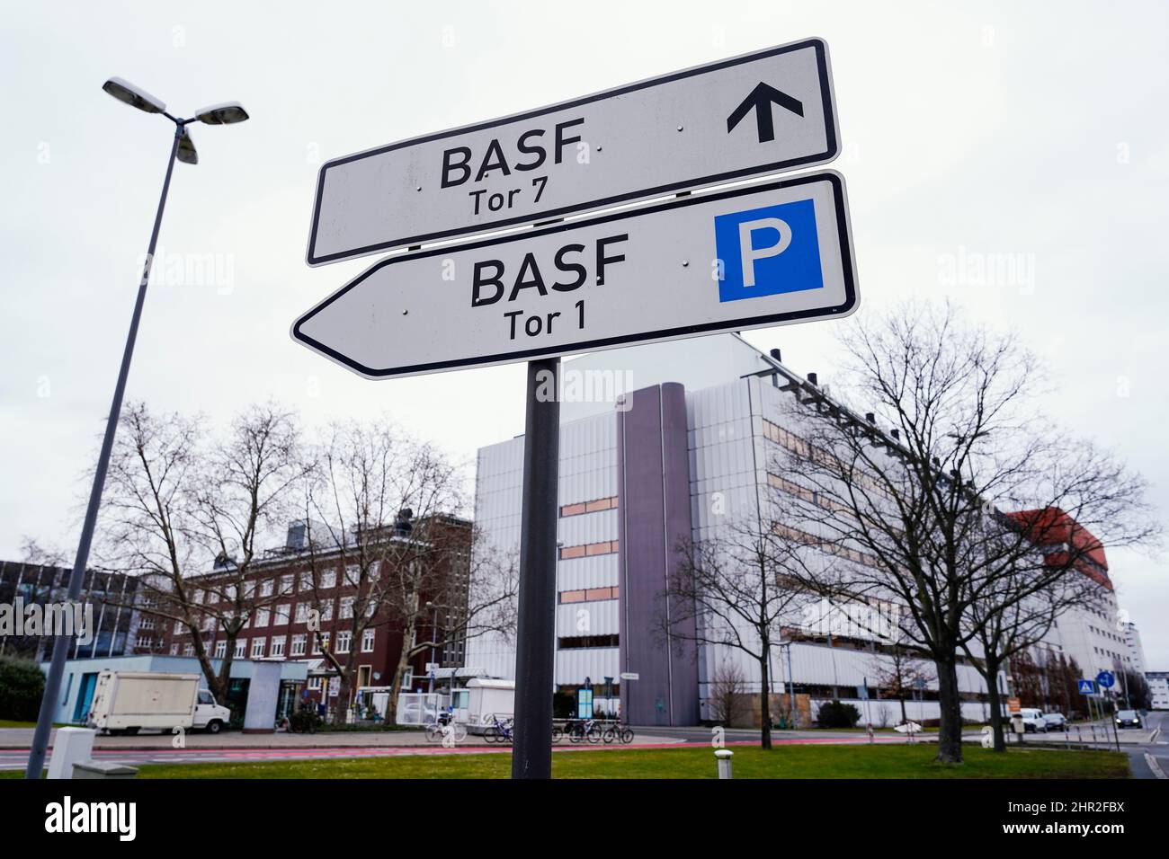 Ludwigshafen, Deutschland. 18.. Februar 2022. Vor einem Gebäude des Chemiekonzerns BASF stehen Schilder mit der Aufschrift „BASF“. Das Unternehmen wird seine Zahlen für das vergangene Geschäftsjahr am Freitag (Feb L 25, S. Quelle: Uwe Anspach/dpa/Alamy Live News Stockfoto