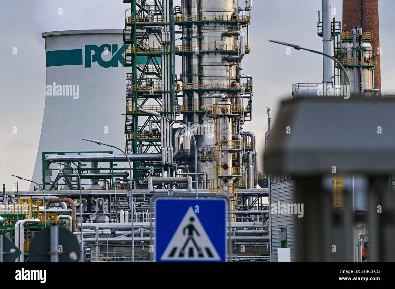 25. Februar 2022, Brandenburg, Schwedt: Industrieanlagen auf dem Gelände der PCK-Raffinerie GmbH. Die Versorgung mit Rohöl aus Russland über die "Freundschaft"-Pipeline zur PCK-Ölraffinerie in Schwedt läuft nach Angaben des Unternehmens derzeit zuverlässig und problemlos. Der russische Energiekonzern Rosneft hat im vergangenen Jahr einen großen Teil der PCK-Ölraffinerie in Schwedt übernommen. Mehr als 1100 Mitarbeiter arbeiten in der Raffinerie. Dort endet die "Freundschafts"-Pipeline aus Russland, die laut Raffinerie 25 Prozent des deutschen Rohöls liefert. Rosneft ist der größte russische Ölproduzent Stockfoto