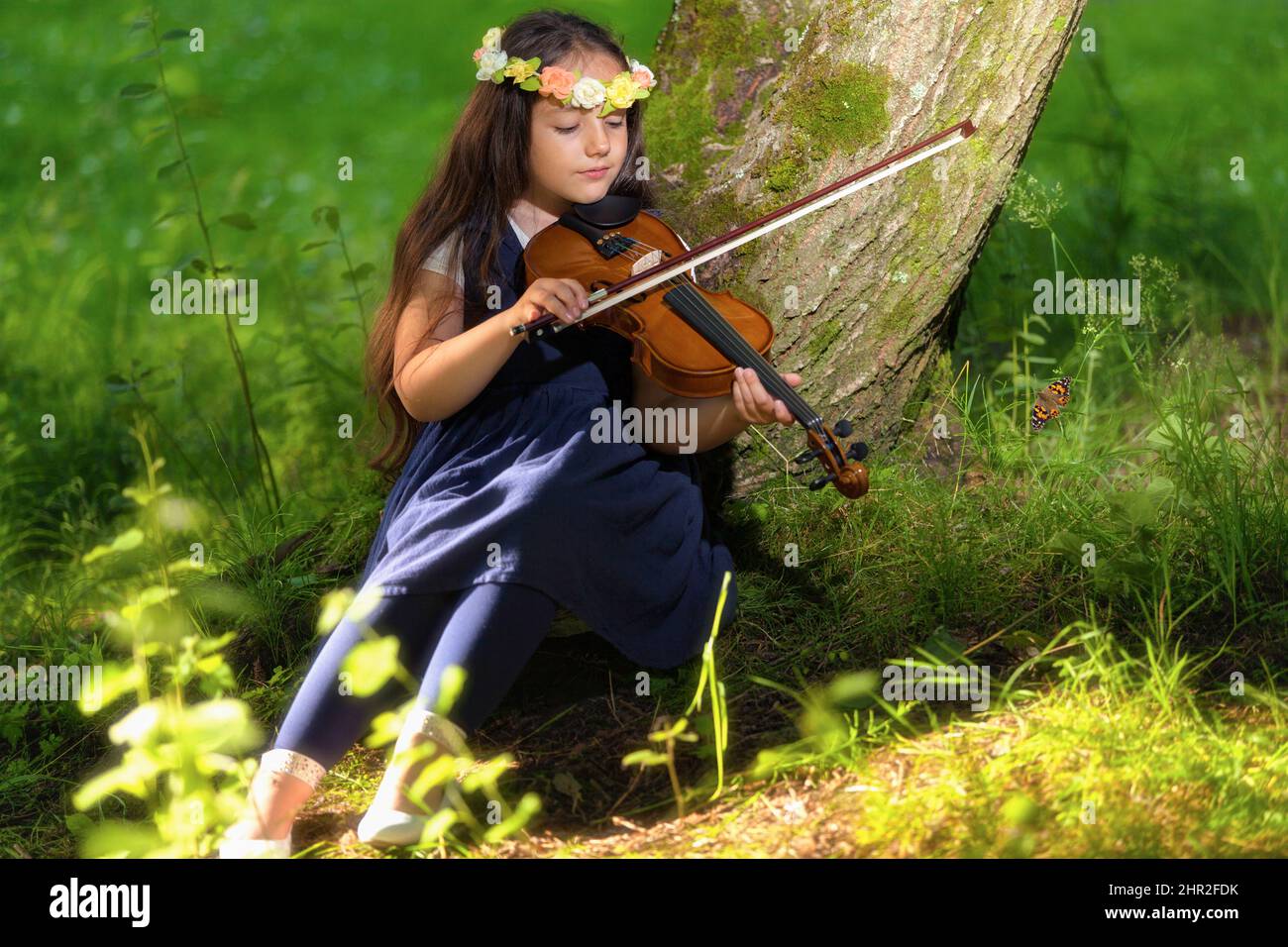 Junges Mädchen spielt die Viola in der Natur Stockfoto