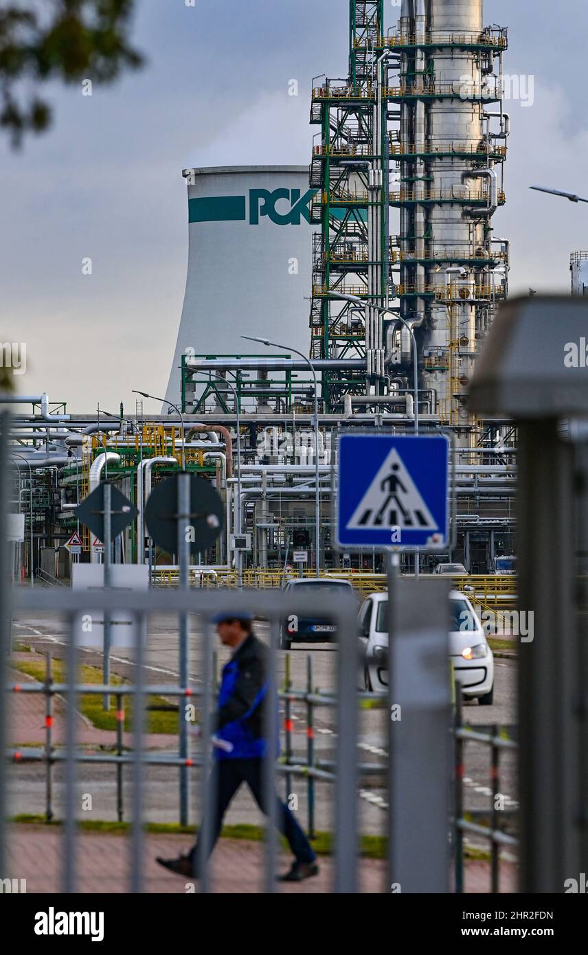 25. Februar 2022, Brandenburg, Schwedt: Industrieanlagen auf dem Gelände der PCK-Raffinerie GmbH. Die Versorgung mit Rohöl aus Russland über die "Freundschaft"-Pipeline zur PCK-Ölraffinerie in Schwedt läuft nach Angaben des Unternehmens derzeit zuverlässig und problemlos. Der russische Energiekonzern Rosneft hat im vergangenen Jahr einen großen Teil der PCK-Ölraffinerie in Schwedt übernommen. Mehr als 1100 Mitarbeiter arbeiten in der Raffinerie. Dort endet die "Freundschafts"-Pipeline aus Russland, die laut Raffinerie 25 Prozent des deutschen Rohöls liefert. Rosneft ist der größte russische Ölproduzent Stockfoto