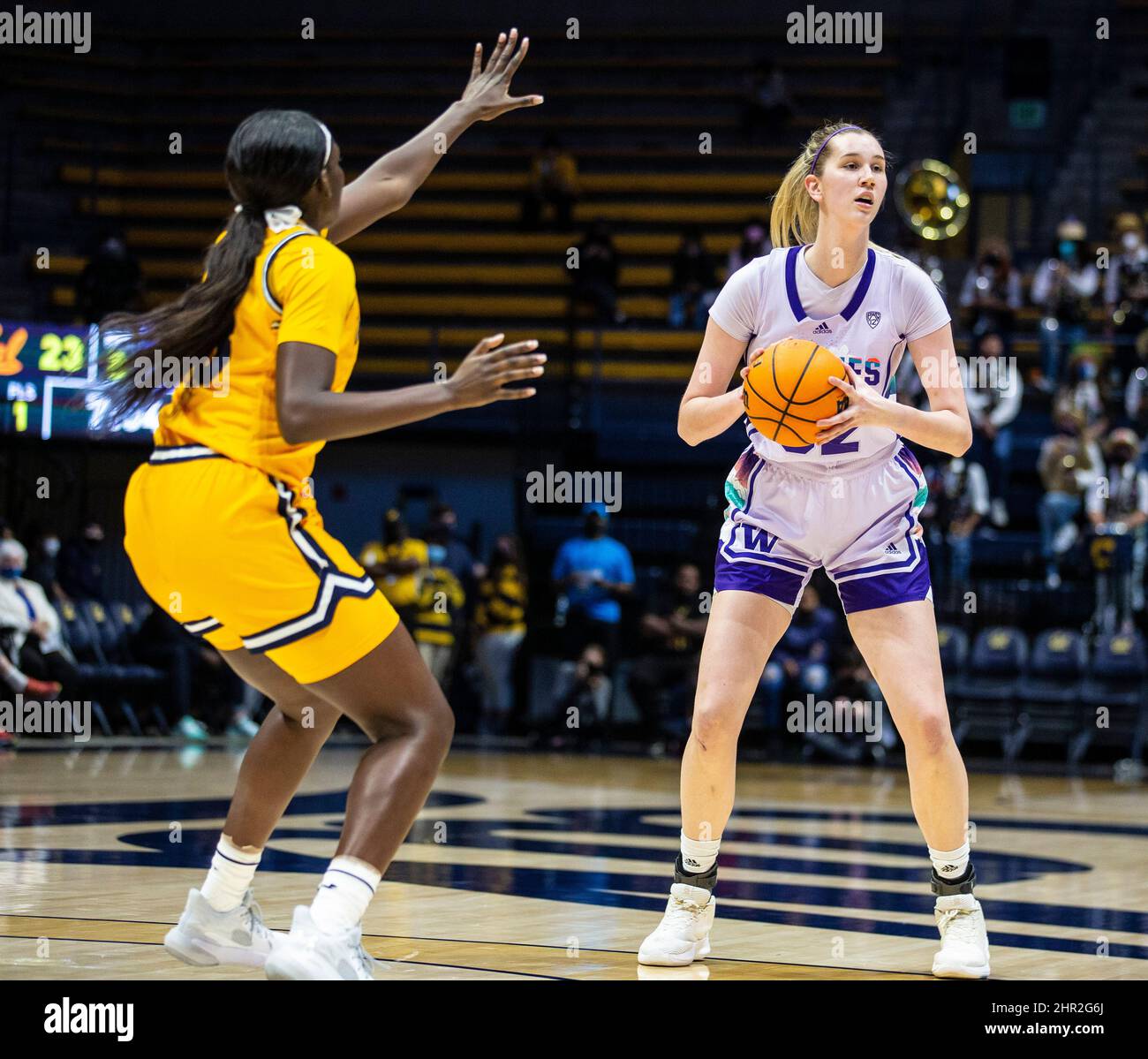 Berkeley, CA, USA, 24.. Februar 2022. A. Washington Center Nancy Mulkey (32) scheint während des NCAA Women's Basketball Spiels zwischen Washington Huskies und den California Golden Bears den Ball zu spielen. Washington besiegte Kalifornien 61-60 im Hass Pavilion Berkeley Calif. Thurman James/CSM/Alamy Live News Stockfoto