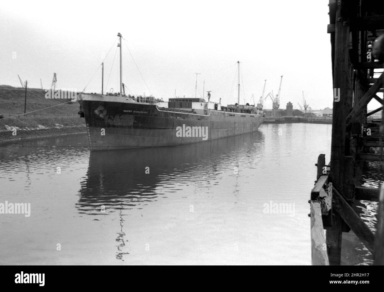 HARRY RICHARDSON Central Electricity Generating Boards 1950 Aberdeen baute Collier an der Albert Edward Andockside North Shields, kurz bevor es in Blyth cerca 1977 aufgelöst wurde Stockfoto