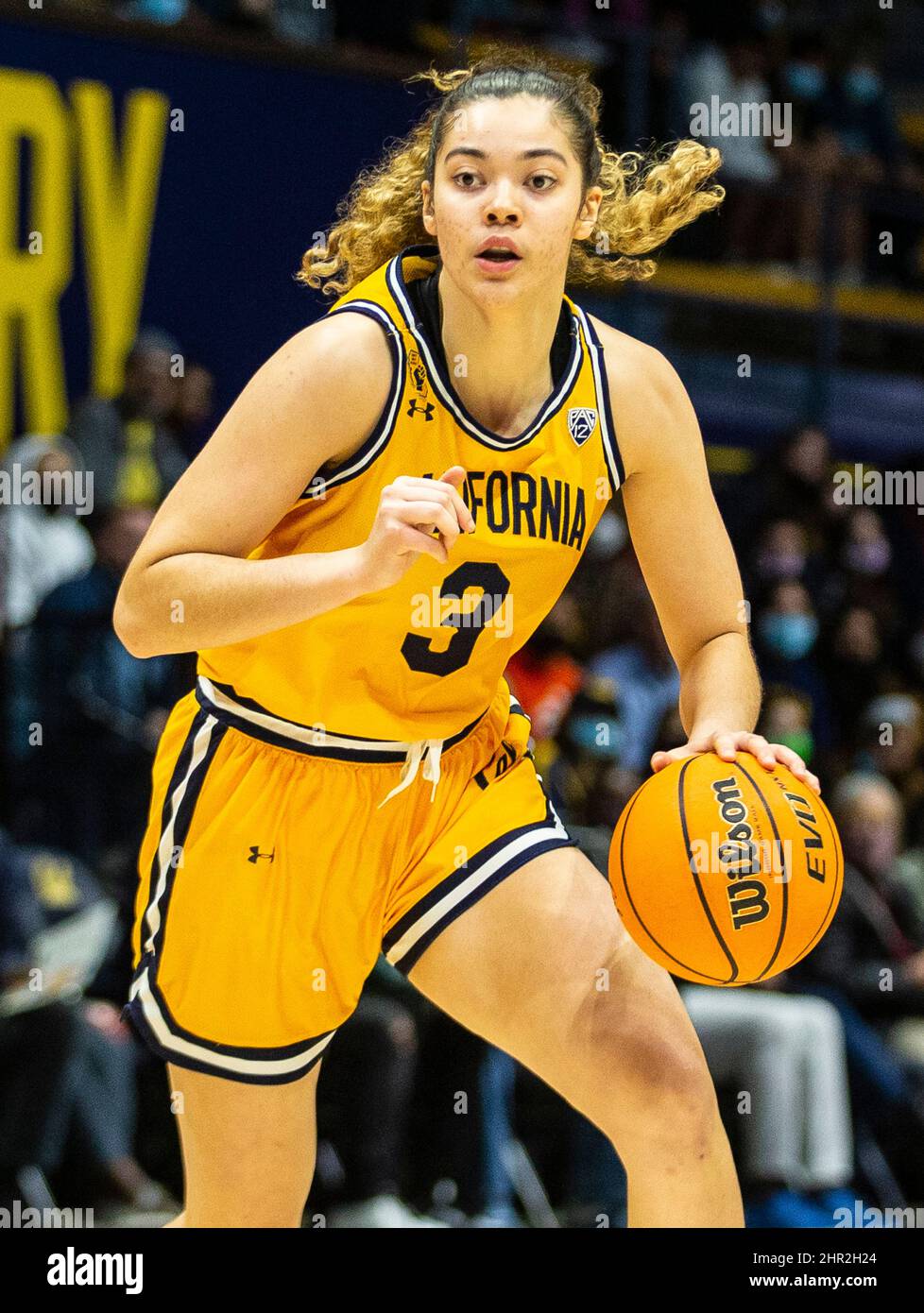 Berkeley, CA, USA, 24.. Februar 2022. A. die kalifornische Wache Dalayah Daniels (3) geht während des NCAA Women's Basketball-Spiels zwischen Washington Huskies und den California Golden Bears zum Reifen. Washington besiegte Kalifornien 61-60 im Hass Pavilion Berkeley Calif. Thurman James/CSM/Alamy Live News Stockfoto