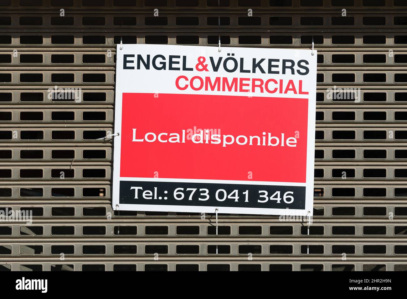 VALENCIA, SPANIEN – 22. FEBRUAR 2022: Engel & Völkers ist ein deutsches Unternehmen, das Dienstleistungen im Zusammenhang mit Immobilientransaktionen anbietet Stockfoto