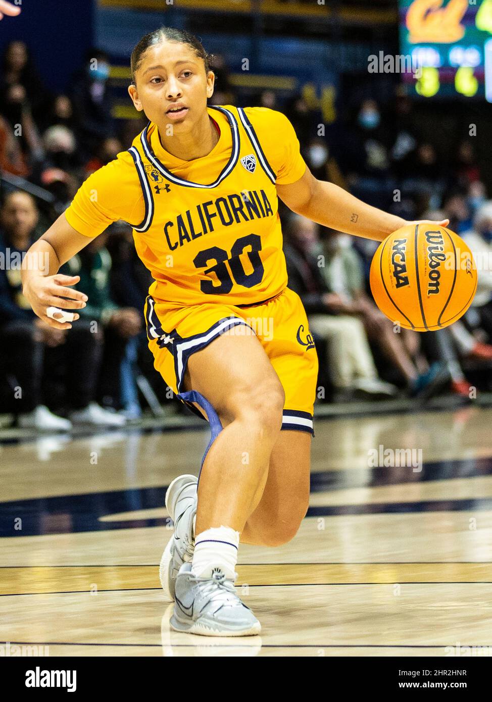 Berkeley, CA, USA, 24.. Februar 2022. A. die kalifornische Wache Jayda Curry (30) bringt den Ball während des NCAA Women's Basketball-Spiels zwischen Washington Huskies und den California Golden Bears auf den Platz. Washington besiegte Kalifornien 61-60 im Hass Pavilion Berkeley Calif. Thurman James/CSM/Alamy Live News Stockfoto