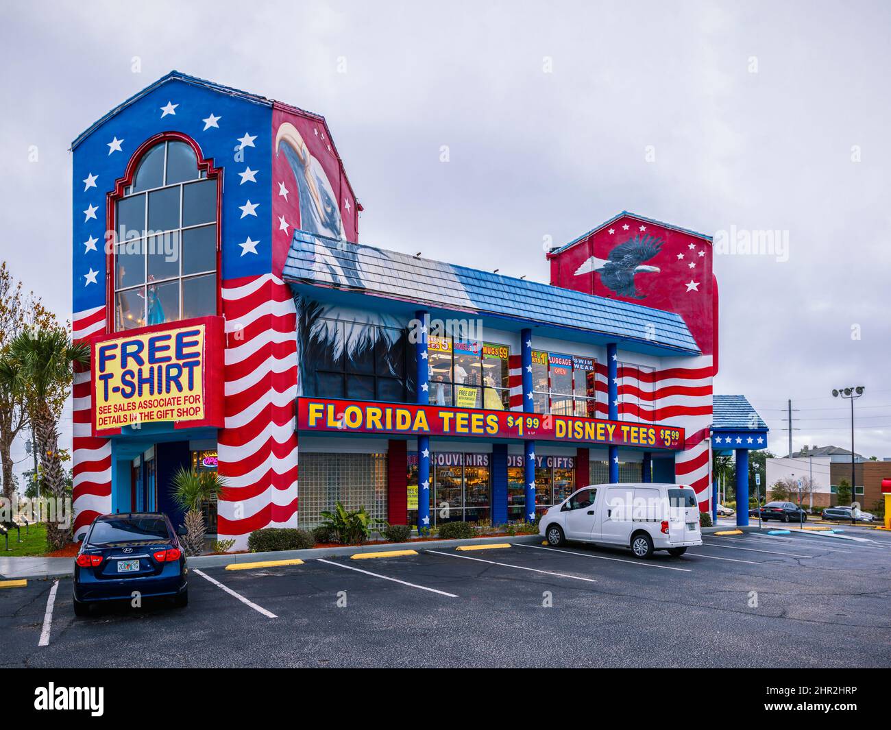 Kissimmee, Florida - 6. Februar 2022: Ultra Wide View of Studio West Gift Shop, which is USA Flag Themed. Stockfoto