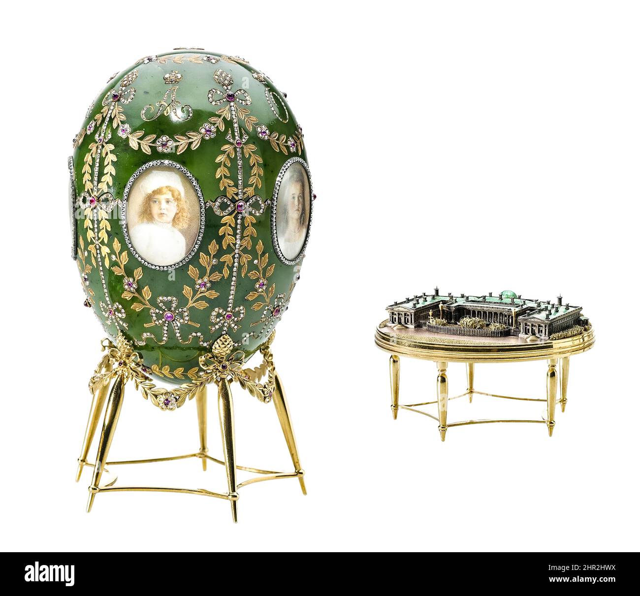 Das Alexander-Schlossei 1908 vom Haus Fabergé unter der Aufsicht des Juweliers Peter Carl Fabergé im Jahr 1908 als Geschenk an Kaiserin Alexandra Feodorovna durch Zar Nikolaus II. Von Russland am Ostertag. Von Faberges Meister Henrik Wigström mit Gold, Silber, Emaille, Diamanten, Rubinen, Nephrit, Bergkristall, Glas, Holz, Samt und Knochen und mit Aquarell-Porträts der Kinder von Nikolaus II. Und Kaiserin Alexandra. Das Modell des Alexander-Palastes auf der rechten Seite sitzt im Ei. Stockfoto