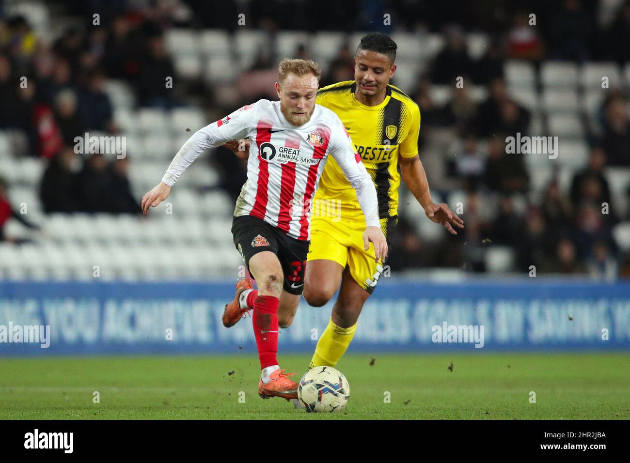 Alex Pritchard von Sunderland und Michael Mancienne von Burton Albion - Sunderland gegen Burton Albion, Sky Bet League One, Stadium of Light, Sunderland, Großbritannien - 22.. Februar 2022 nur zur redaktionellen Verwendung – es gelten die Einschränkungen von DataCo Stockfoto