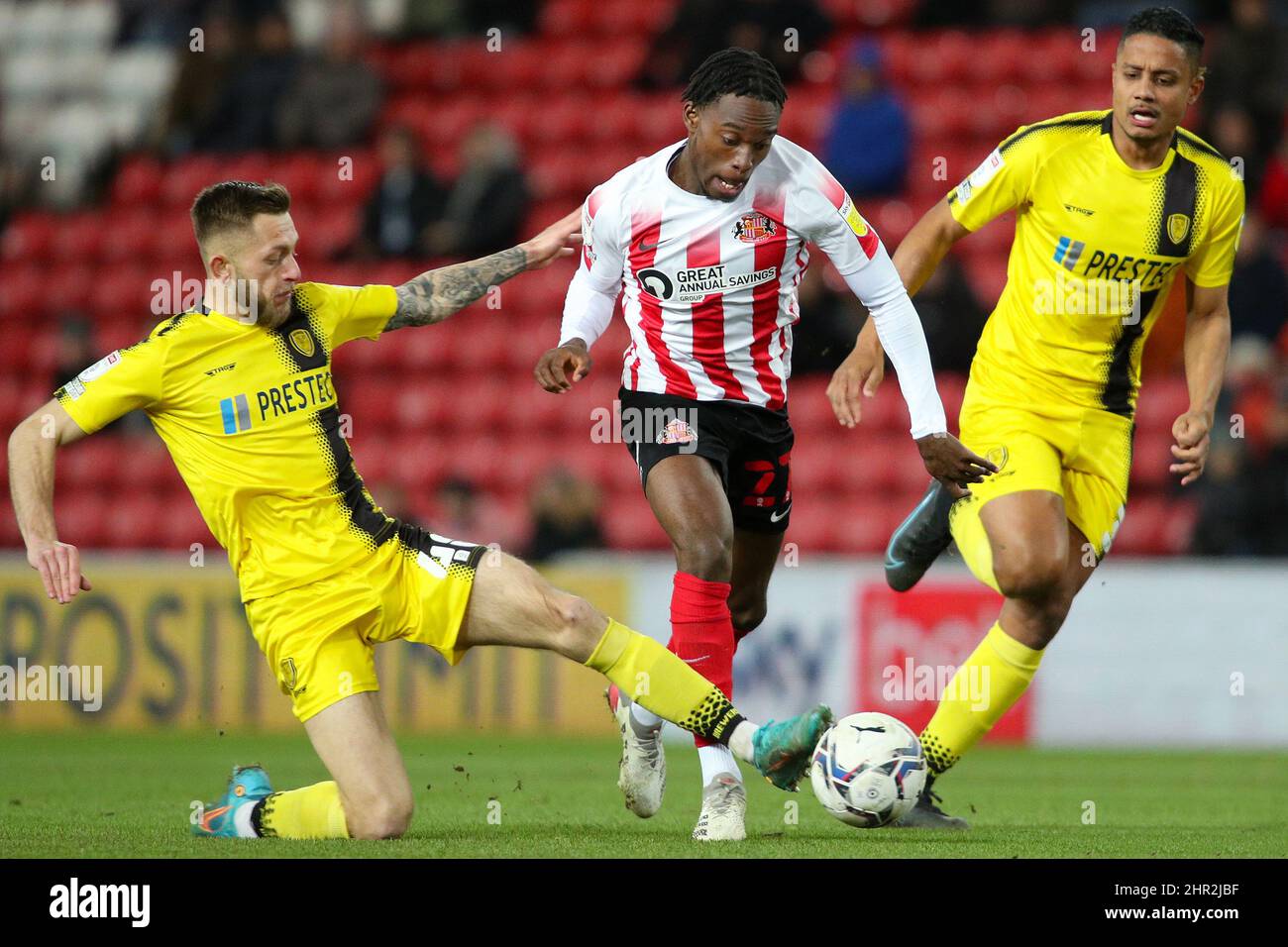 Jay Matete von Sunderland in Aktion mit Charlie Lakin (L) und Michael Mancienne (R) von Burton Albion - Sunderland gegen Burton Albion, Sky Bet League One, Stadium of Light, Sunderland, Großbritannien - 22.. Februar 2022 nur zur redaktionellen Verwendung - es gelten die Einschränkungen von DataCo Stockfoto