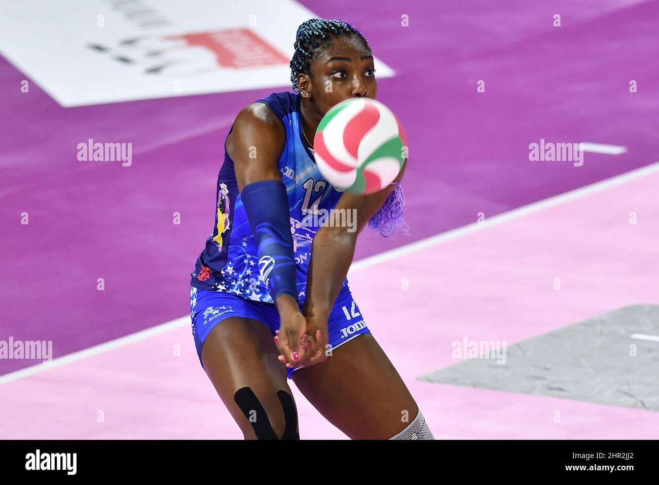 Pala Wanny, Florenz, Italien, 24. Februar 2022, Terry Enweonwu (Il Bisonte Firenza) während des Il Bisonte Firenza gegen Igor Gorgonzola Novara - Volleyball Stockfoto