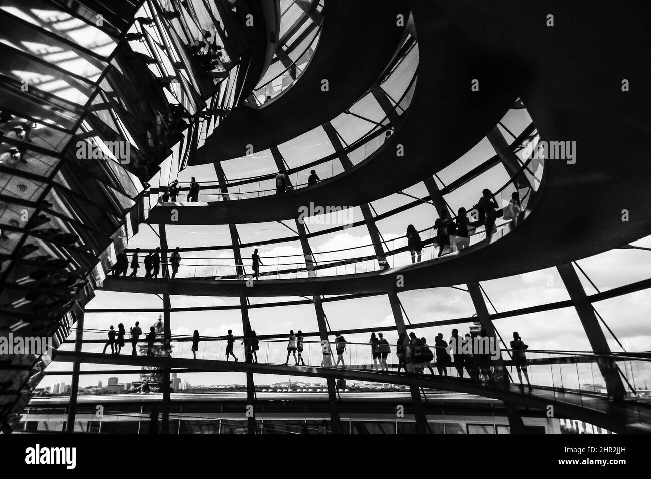 BERLIN, DEUTSCHLAND, 20. AUGUST 2020: Silhouette von Menschen, die um die Kuppel des Reichsags herumlaufen Stockfoto