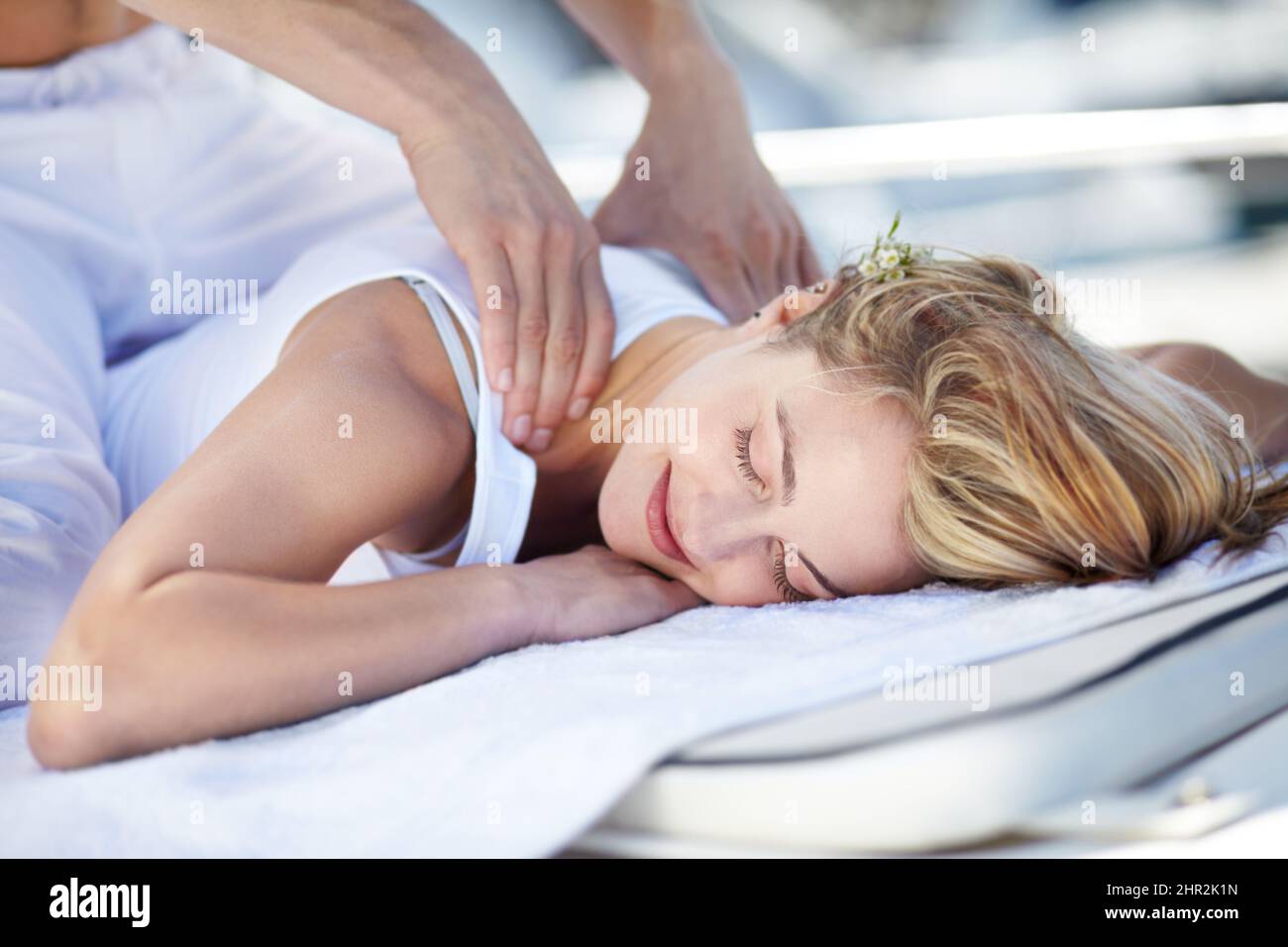 Genießen Sie eine tolle Massage. Junge Frau erhält eine entspannende Massage. Stockfoto