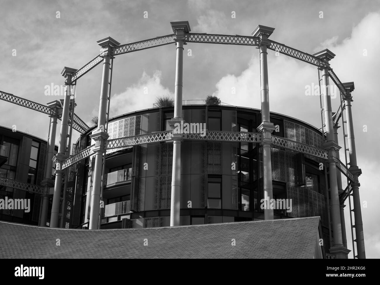 Gasholders Building: Ein Wohnblock, der in einem ehemaligen historischen viktorianischen Gashalter in King's Cross, London, Großbritannien, gebaut wurde. Fotografiert von Coal Drops Yard. Stockfoto