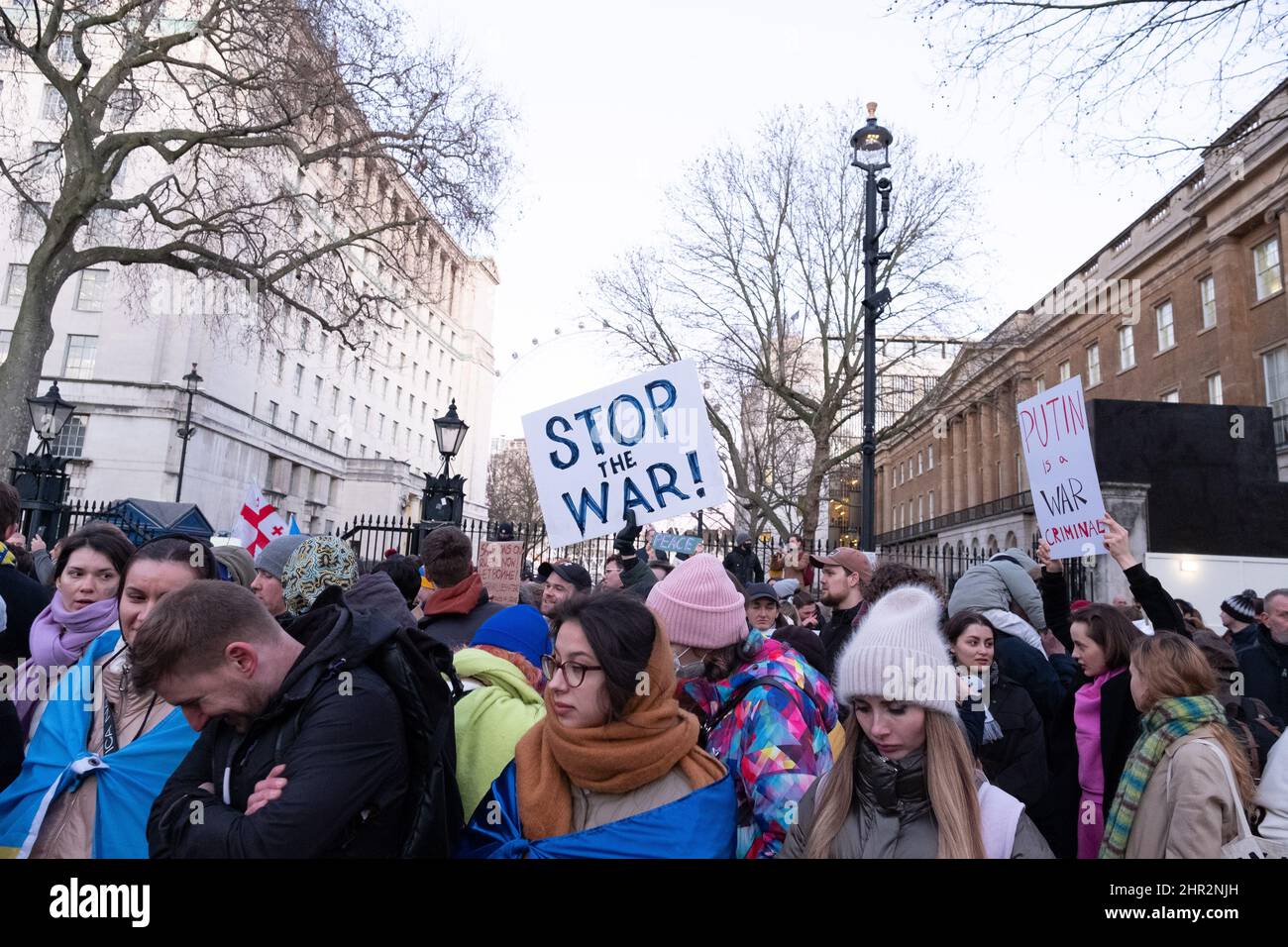 London, Großbritannien. 24.. Februar 2022. Ukrainer und Anhänger protestieren vor der Downing Street, während russische Truppen Regionen der Ukraine angreifen und besetzen. Demonstranten fordern ein Ende des Krieges und Boris Johnson verhängt Sanktionen gegen Russland, einige vergleichen Putin mit Hitler. Quelle: Joao Daniel Pereira/Alamy Live News Stockfoto