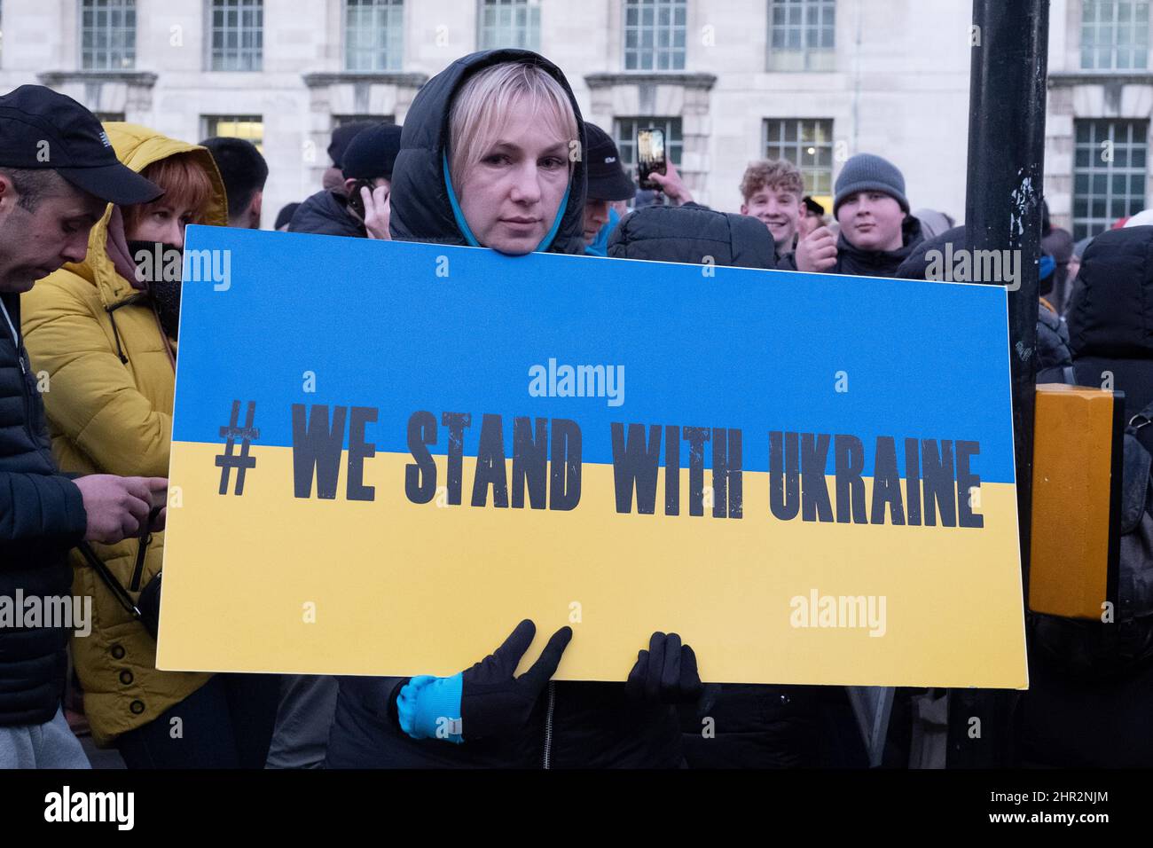 London, Großbritannien. 24.. Februar 2022. Ukrainer und Anhänger protestieren vor der Downing Street, während russische Truppen Regionen der Ukraine angreifen und besetzen. Demonstranten fordern ein Ende des Krieges und Boris Johnson verhängt Sanktionen gegen Russland, einige vergleichen Putin mit Hitler. Quelle: Joao Daniel Pereira/Alamy Live News Stockfoto