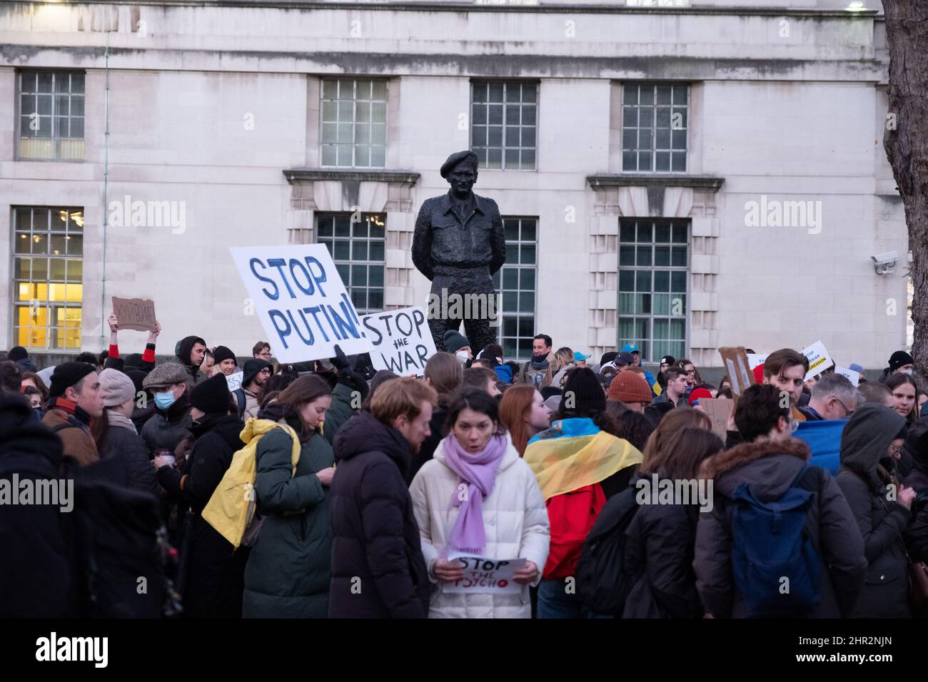 London, Großbritannien. 24.. Februar 2022. Ukrainer und Anhänger protestieren vor der Downing Street, während russische Truppen Regionen der Ukraine angreifen und besetzen. Demonstranten fordern ein Ende des Krieges und Boris Johnson verhängt Sanktionen gegen Russland, einige vergleichen Putin mit Hitler. Quelle: Joao Daniel Pereira/Alamy Live News Stockfoto