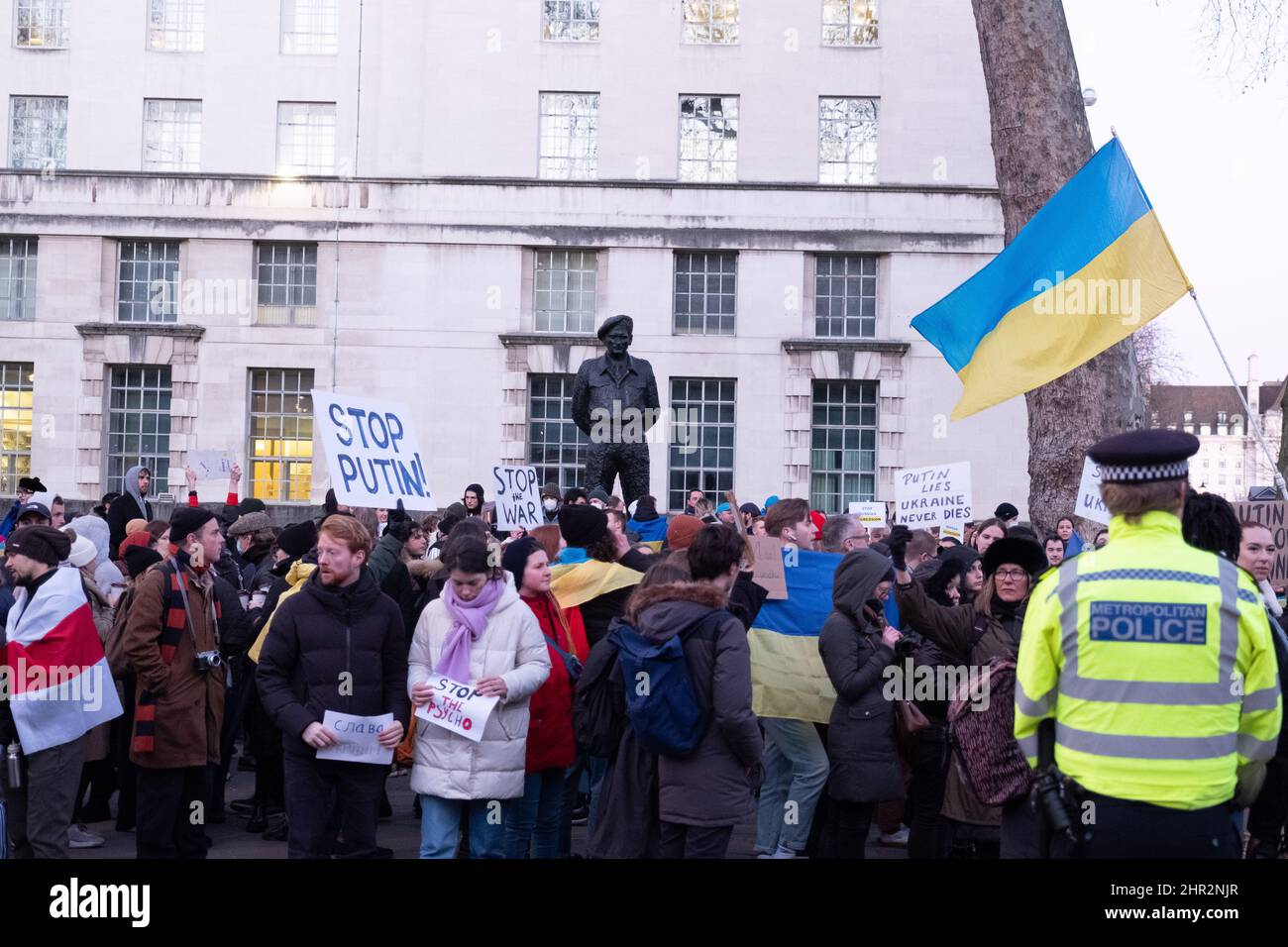 London, Großbritannien. 24.. Februar 2022. Ukrainer und Anhänger protestieren vor der Downing Street, während russische Truppen Regionen der Ukraine angreifen und besetzen. Demonstranten fordern ein Ende des Krieges und Boris Johnson verhängt Sanktionen gegen Russland, einige vergleichen Putin mit Hitler. Quelle: Joao Daniel Pereira/Alamy Live News Stockfoto