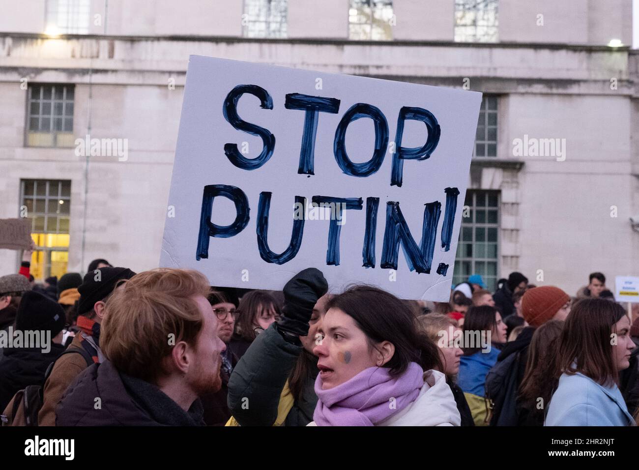 London, Großbritannien. 24.. Februar 2022. Ukrainer und Anhänger protestieren vor der Downing Street, während russische Truppen Regionen der Ukraine angreifen und besetzen. Demonstranten fordern ein Ende des Krieges und Boris Johnson verhängt Sanktionen gegen Russland, einige vergleichen Putin mit Hitler. Quelle: Joao Daniel Pereira/Alamy Live News Stockfoto