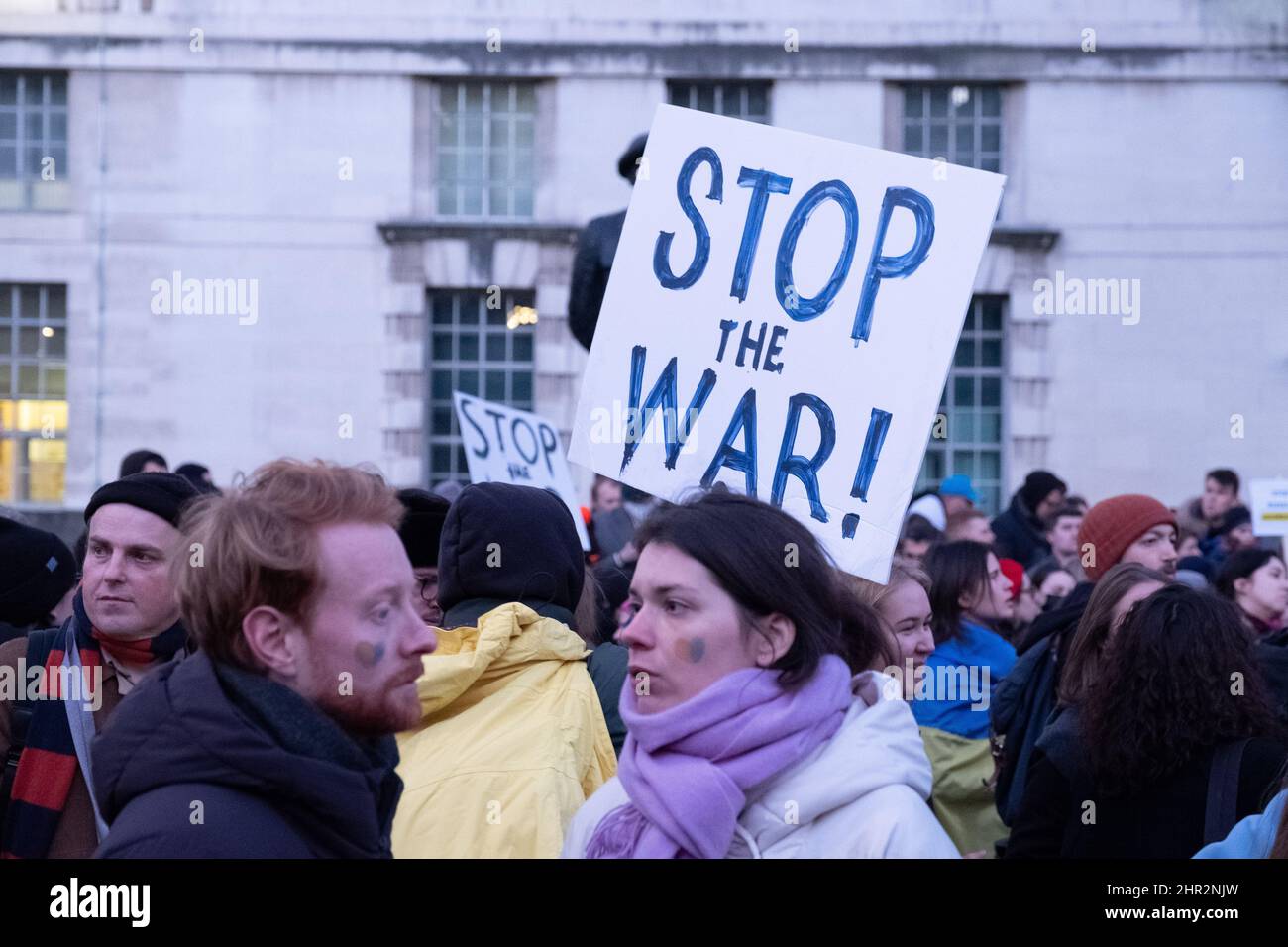 London, Großbritannien. 24.. Februar 2022. Ukrainer und Anhänger protestieren vor der Downing Street, während russische Truppen Regionen der Ukraine angreifen und besetzen. Demonstranten fordern ein Ende des Krieges und Boris Johnson verhängt Sanktionen gegen Russland, einige vergleichen Putin mit Hitler. Quelle: Joao Daniel Pereira/Alamy Live News Stockfoto